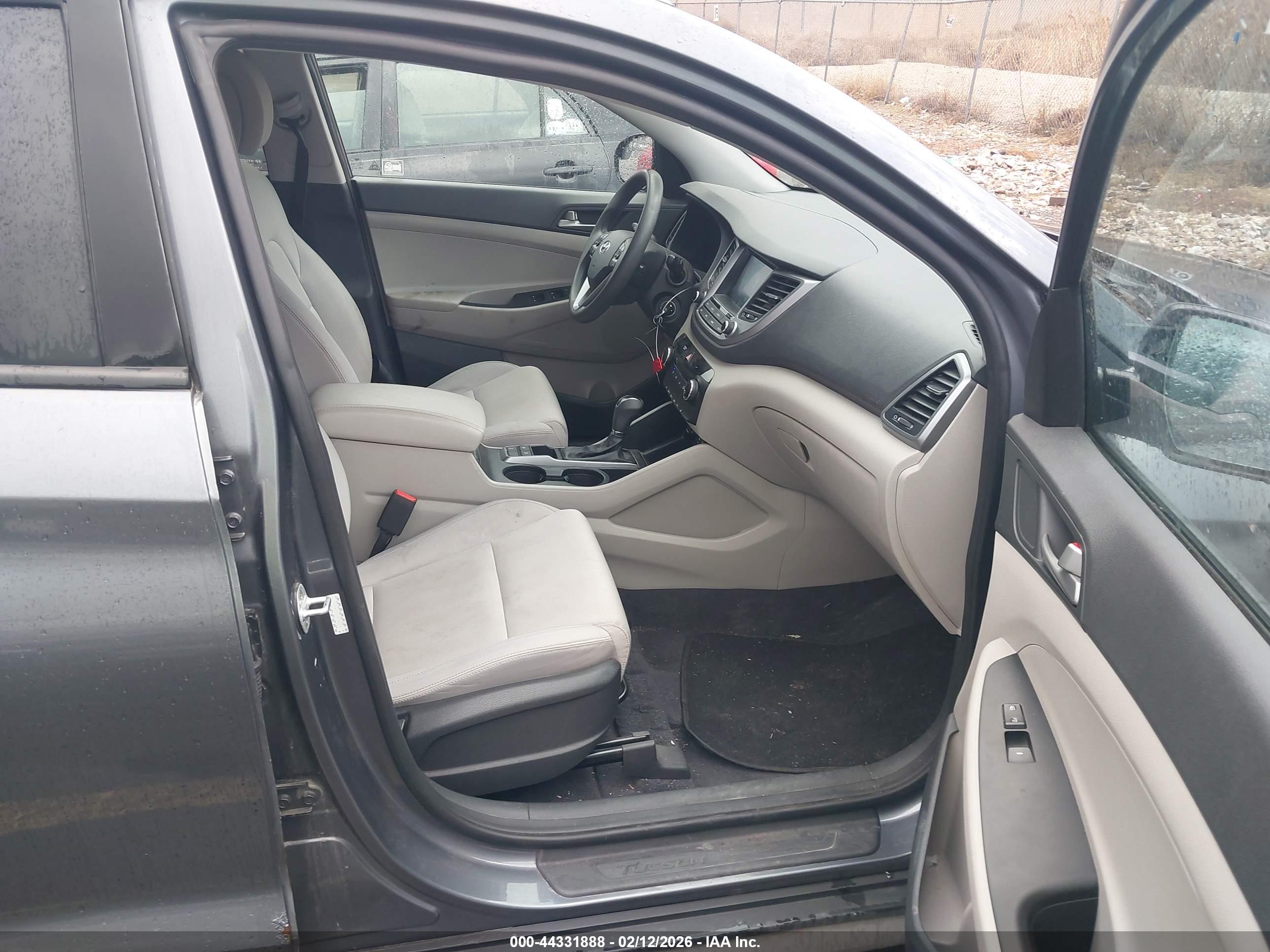 HYUNDAI TUCSON image 5