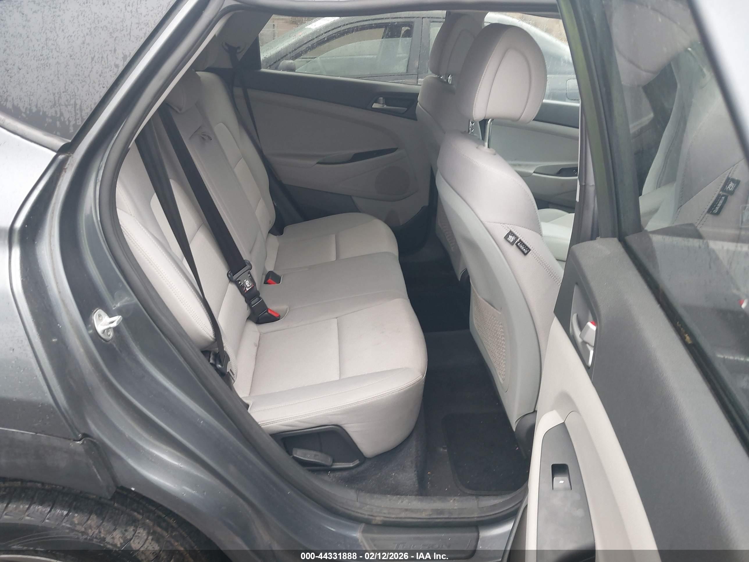 HYUNDAI TUCSON image 8