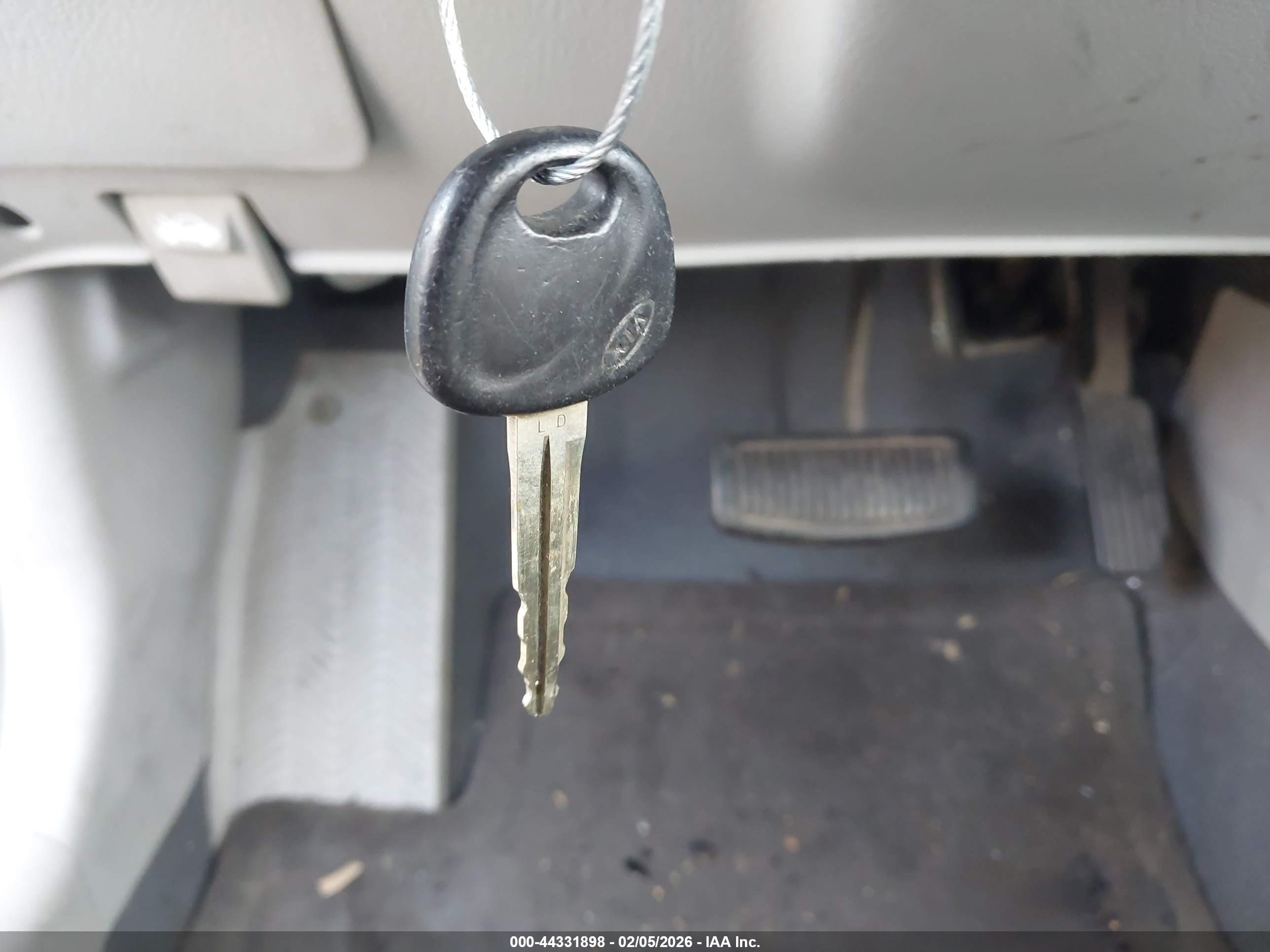 KIA SPECTRA image 11