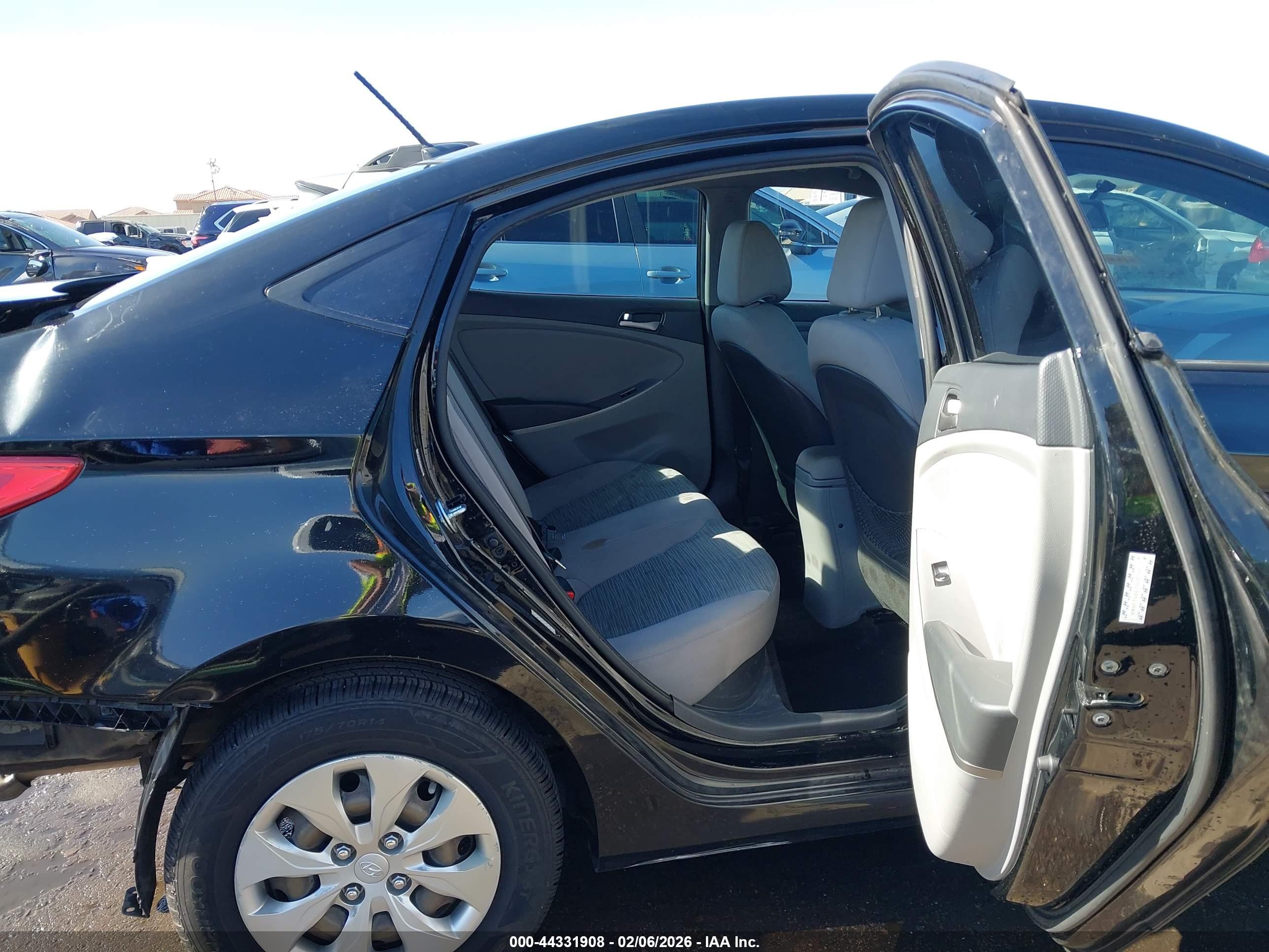 HYUNDAI ACCENT image 8