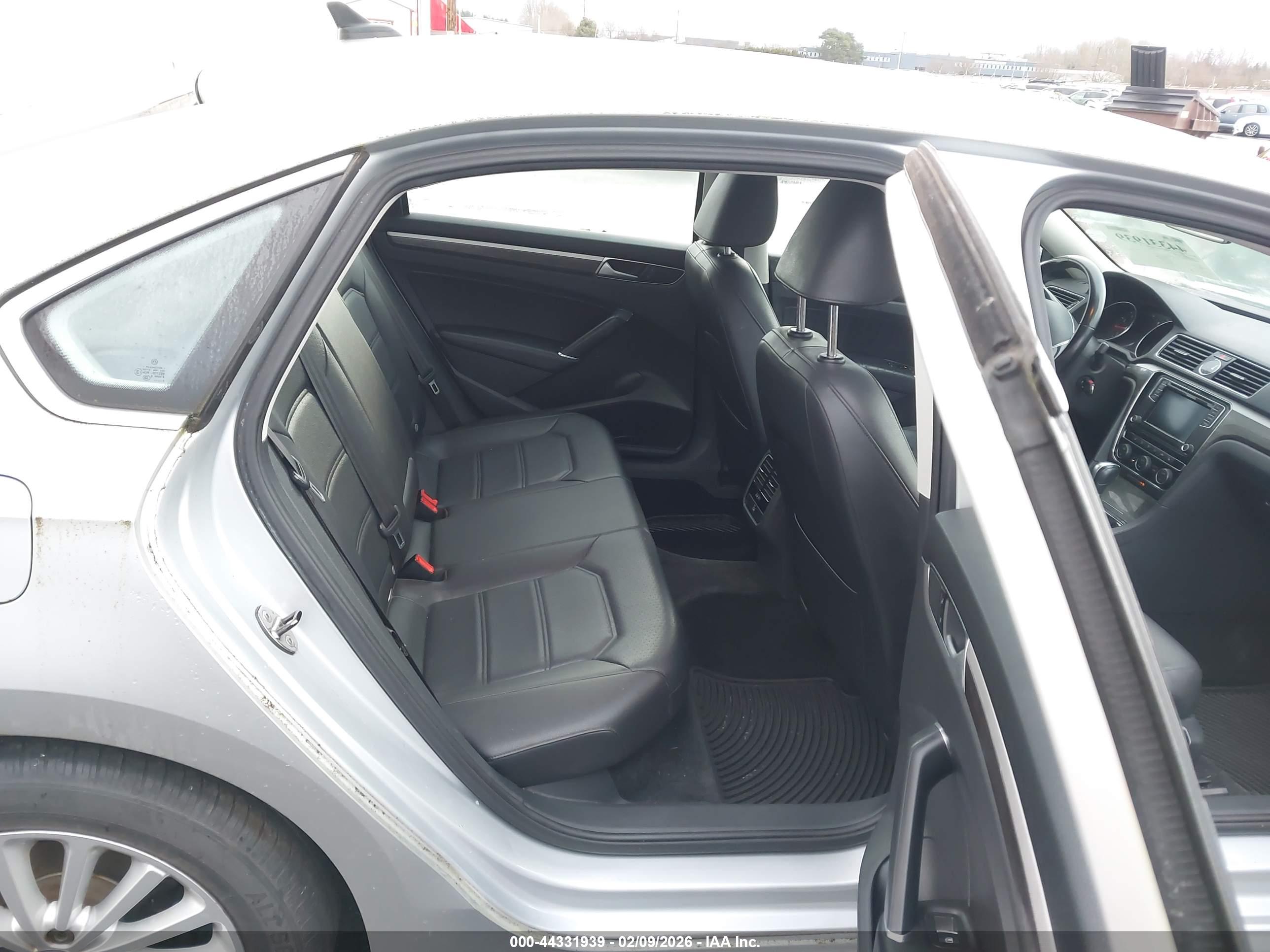 VOLKSWAGEN PASSAT image 8