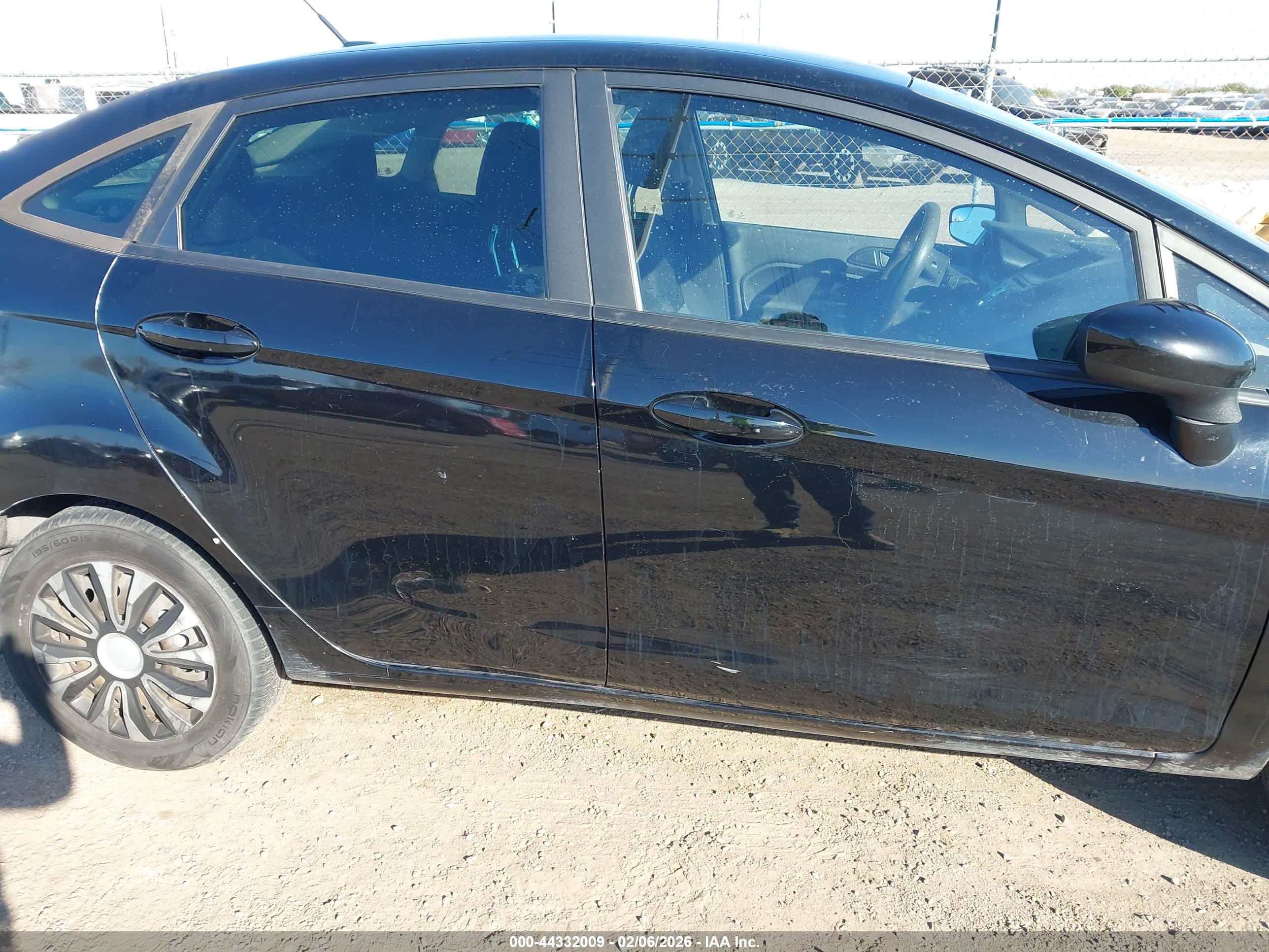 FORD FIESTA image 6