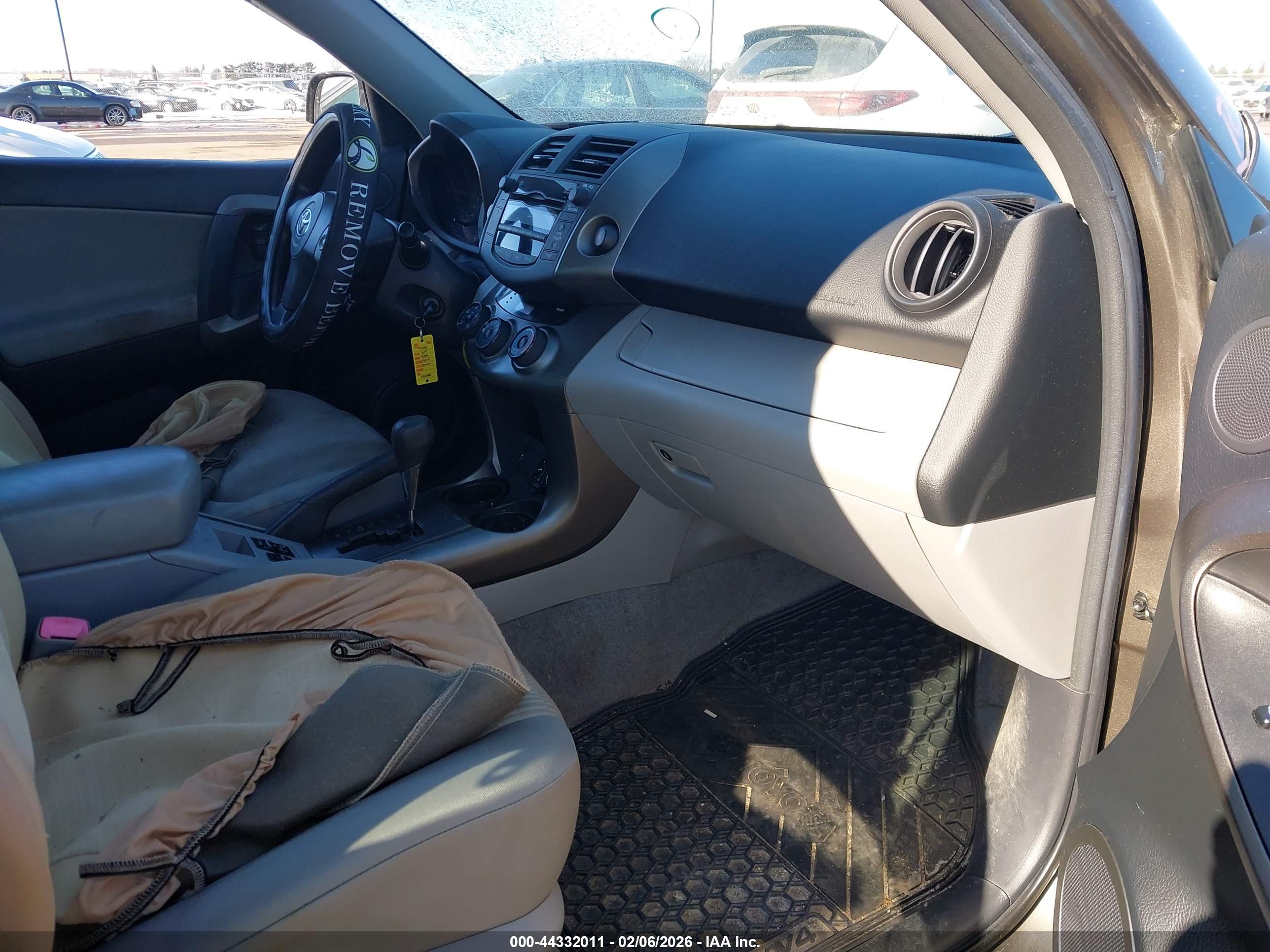 TOYOTA RAV4 image 5