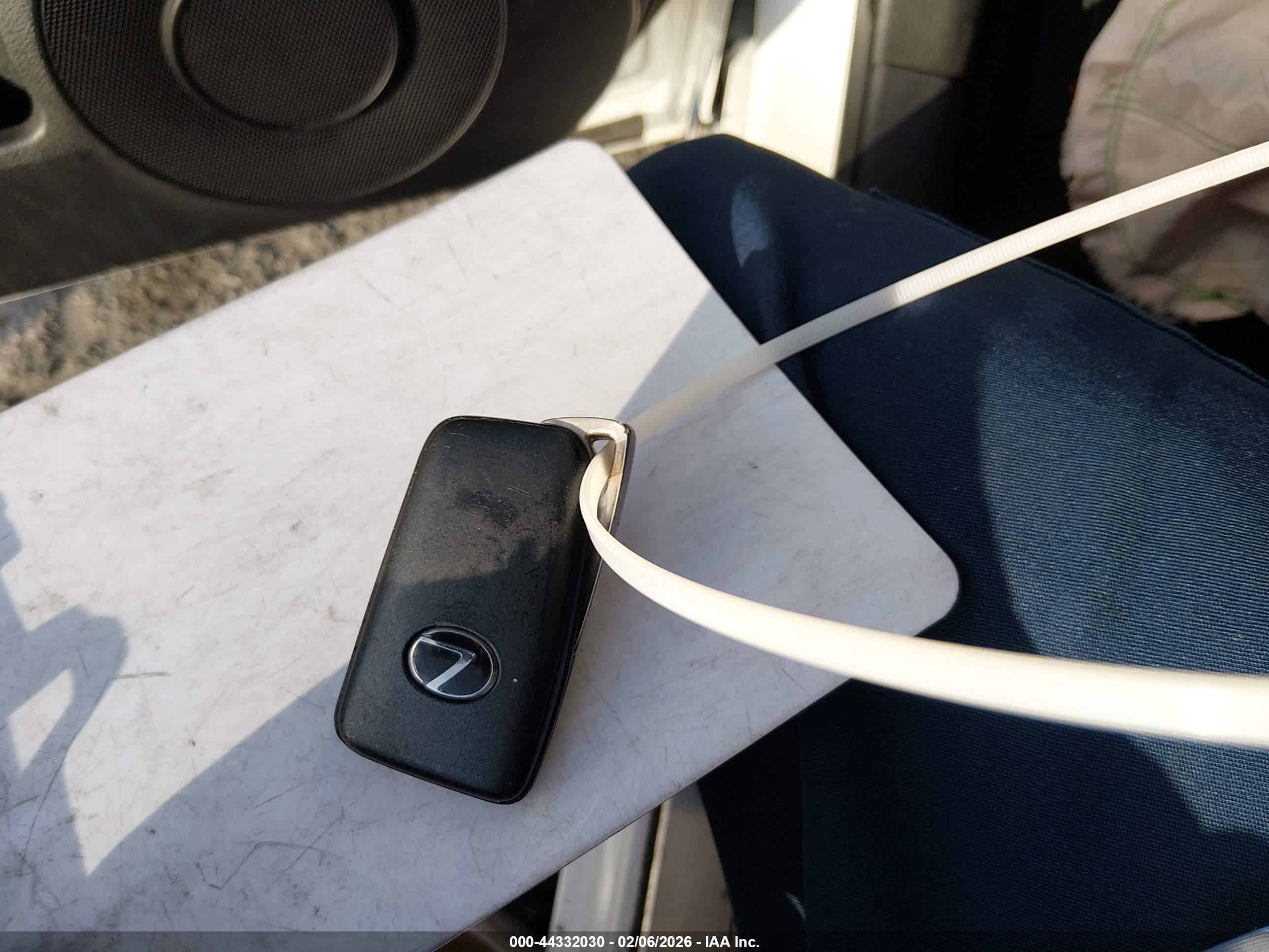 LEXUS IS image 11