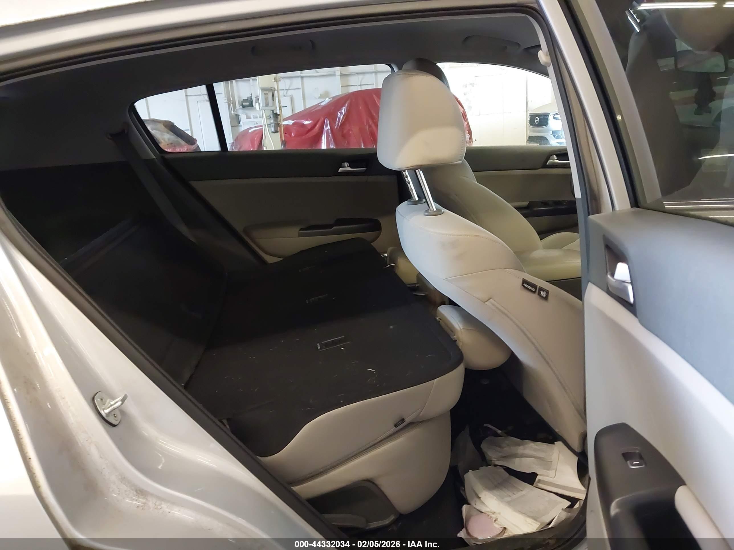 KIA SPORTAGE image 8