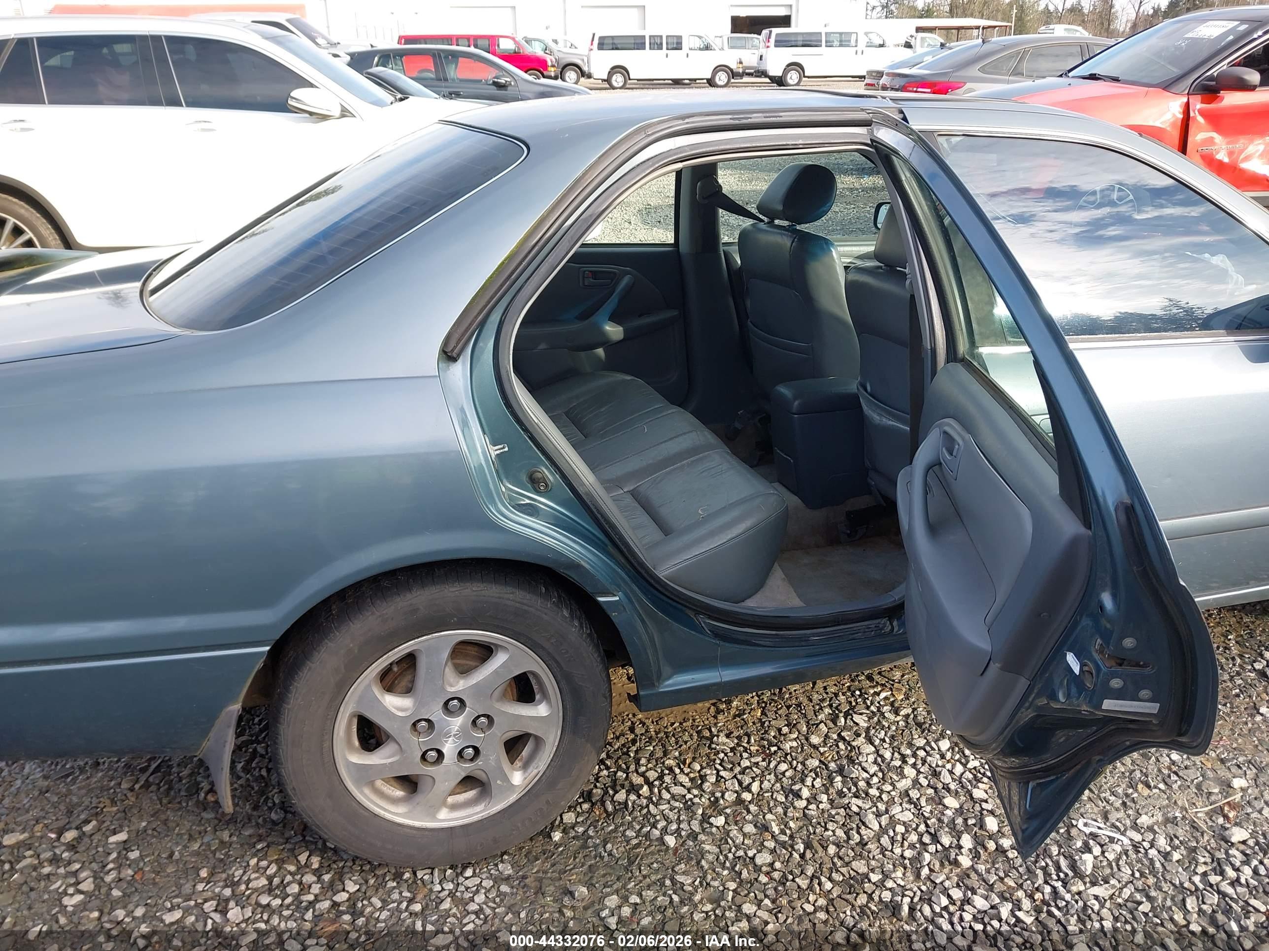 TOYOTA CAMRY image 8