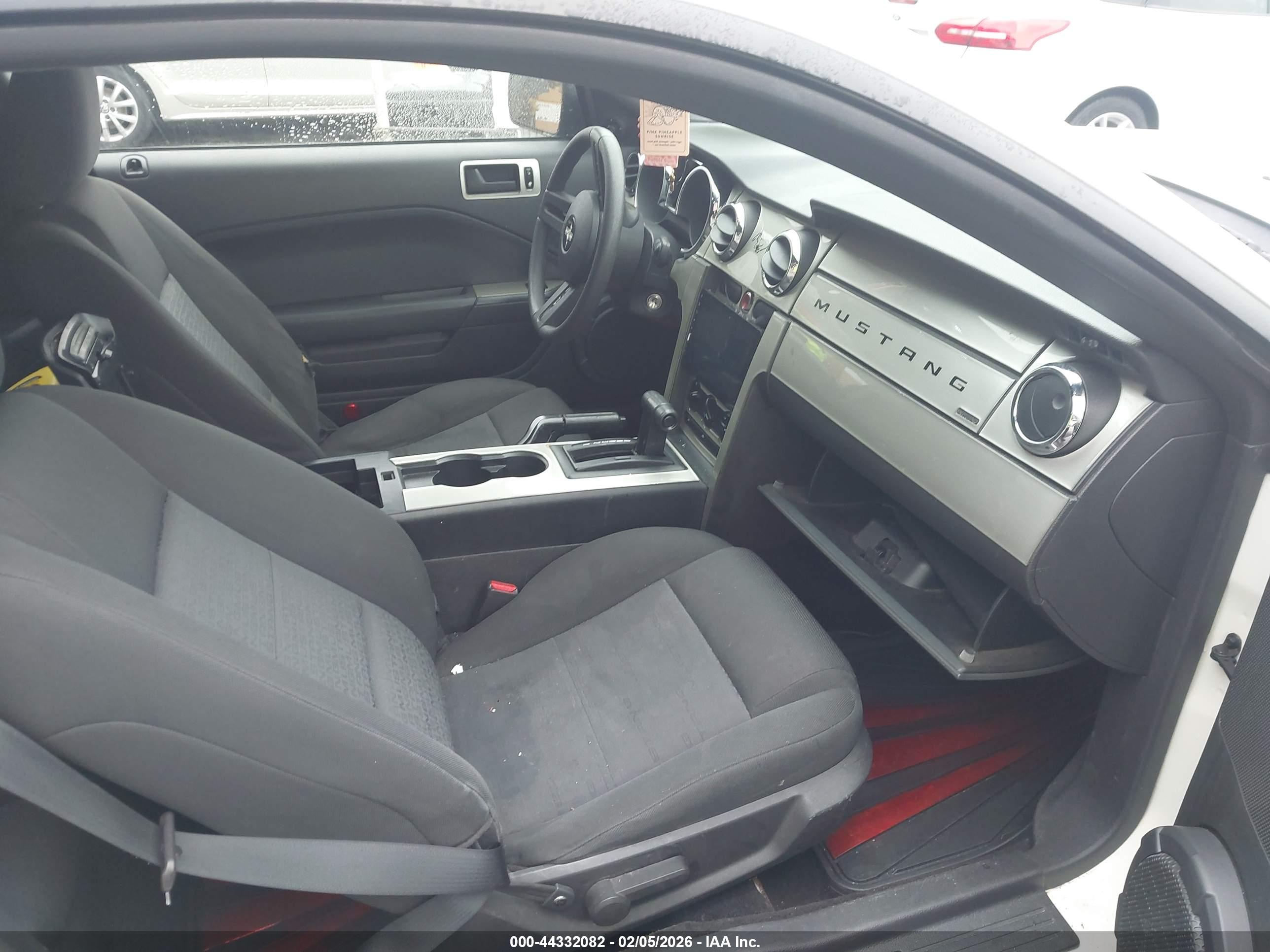 FORD MUSTANG image 5
