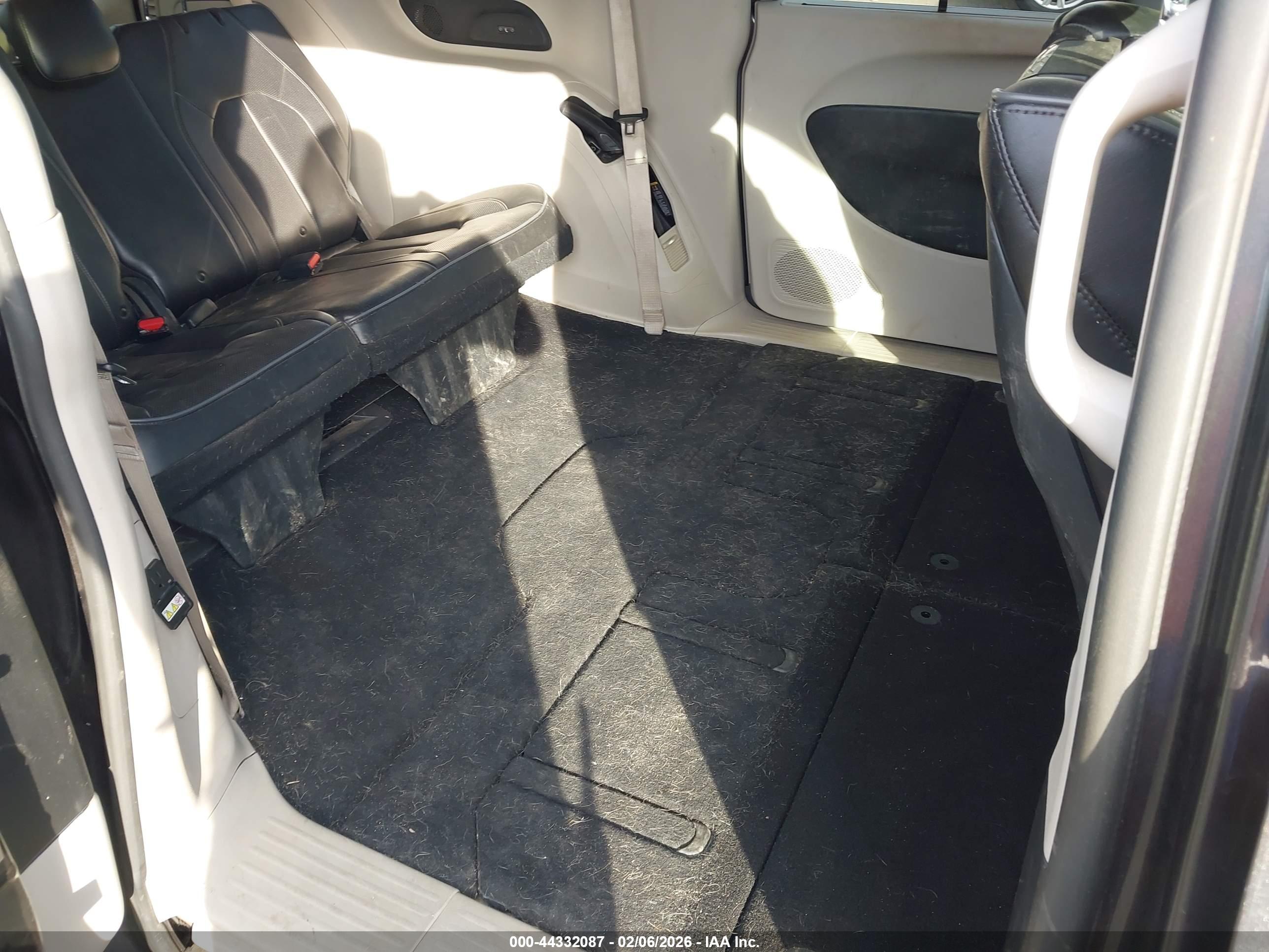CHRYSLER PACIFICA image 8