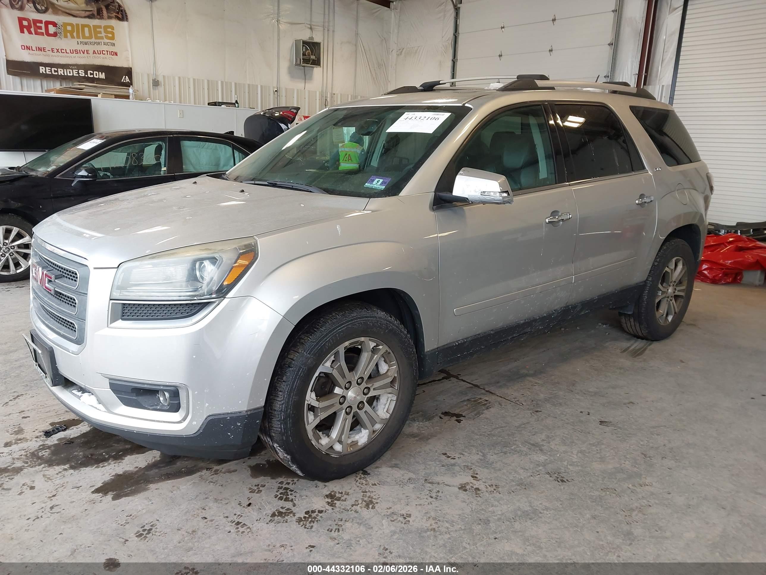 GMC ACADIA image 2