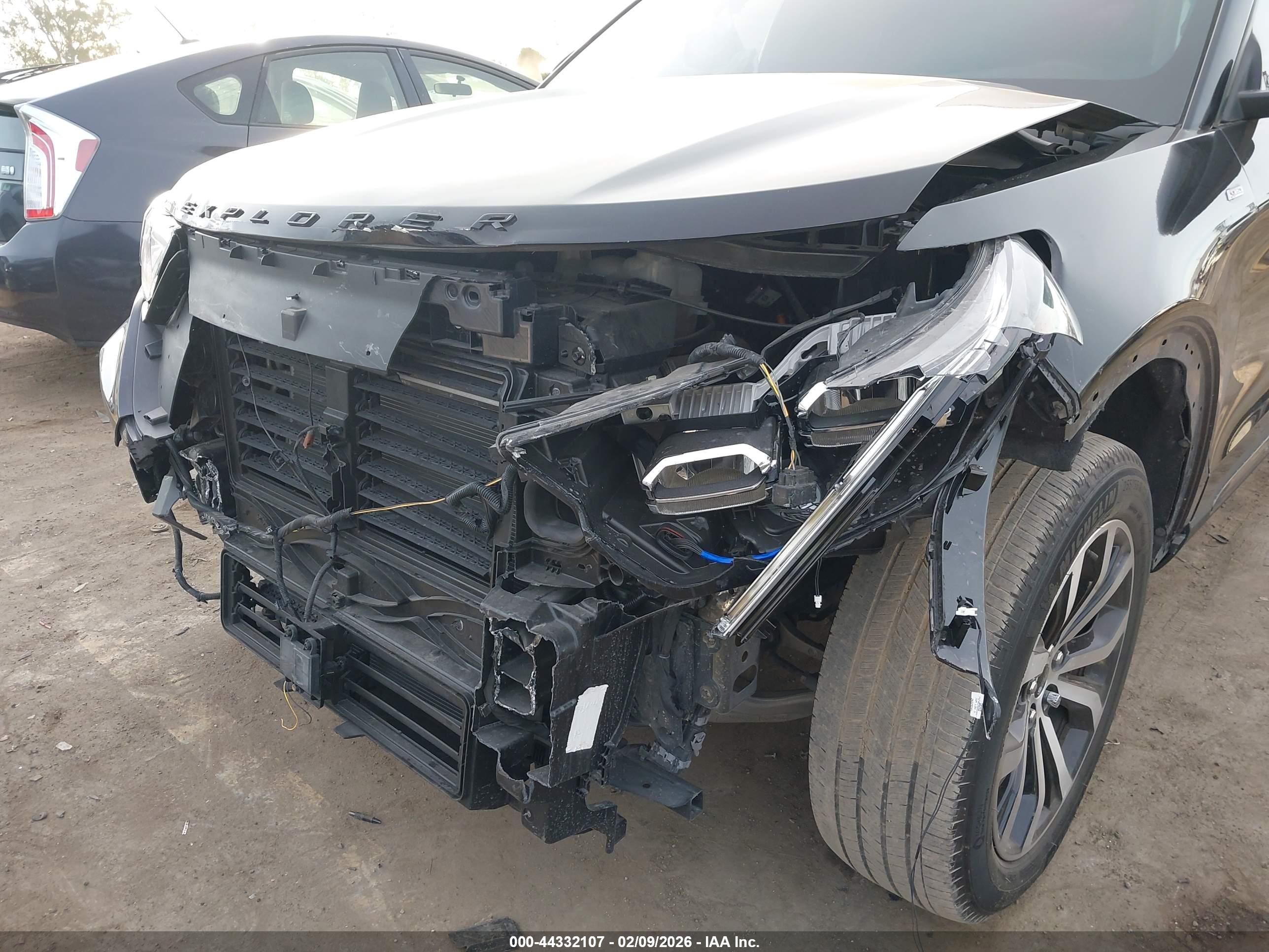FORD EXPLORER image 6