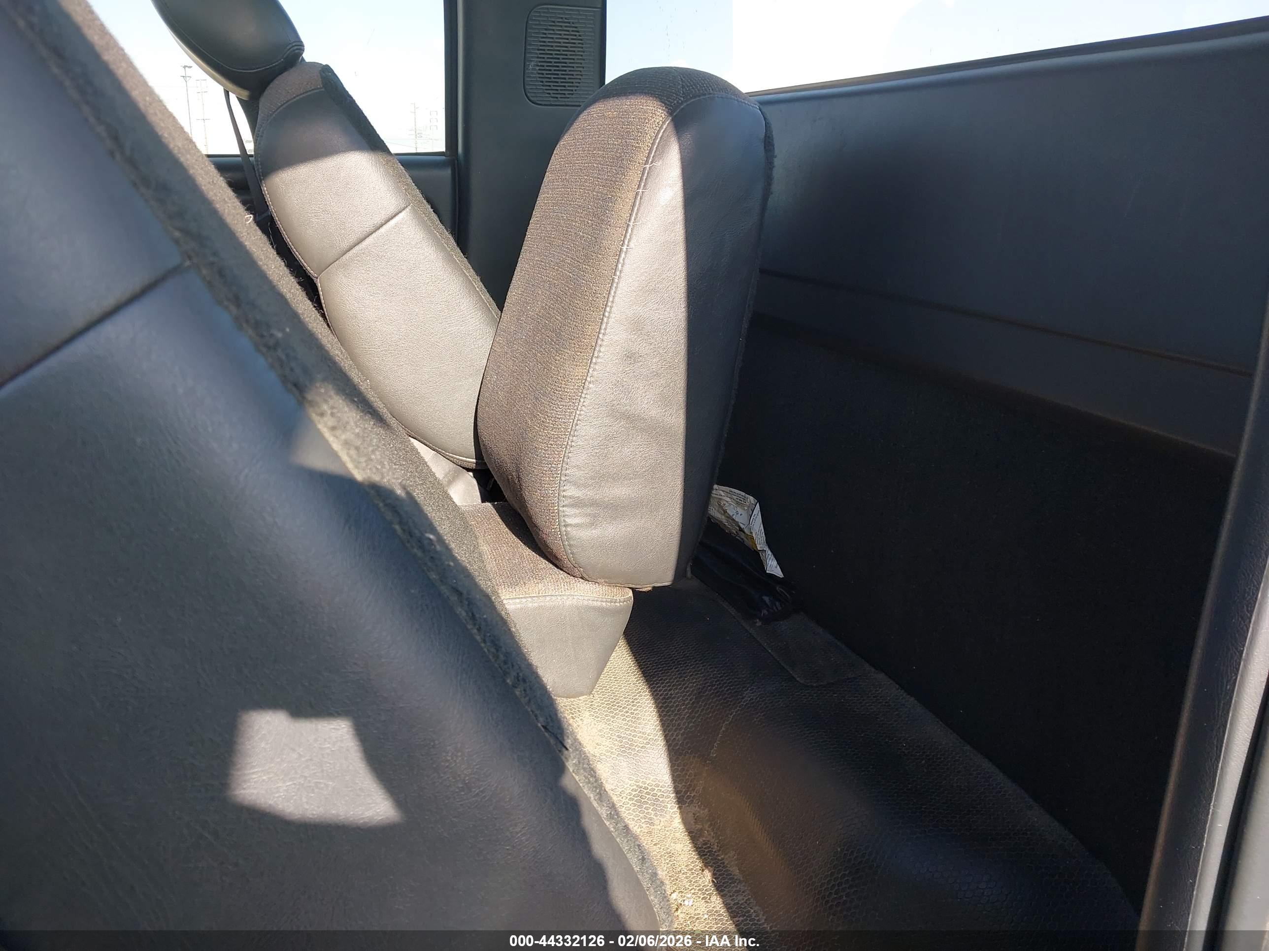 CHEVROLET SILVERADO image 8