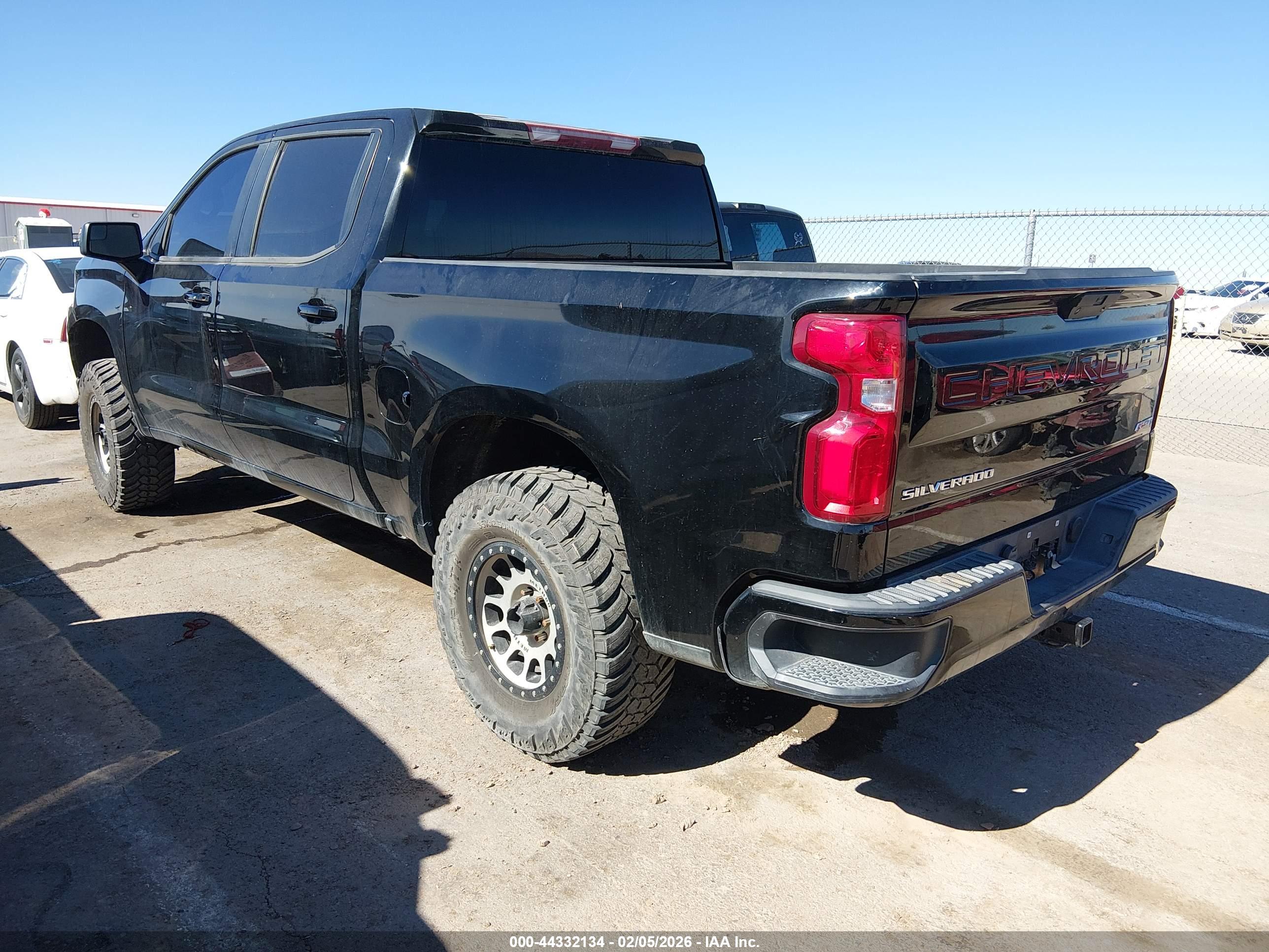 CHEVROLET SILVERADO image 3