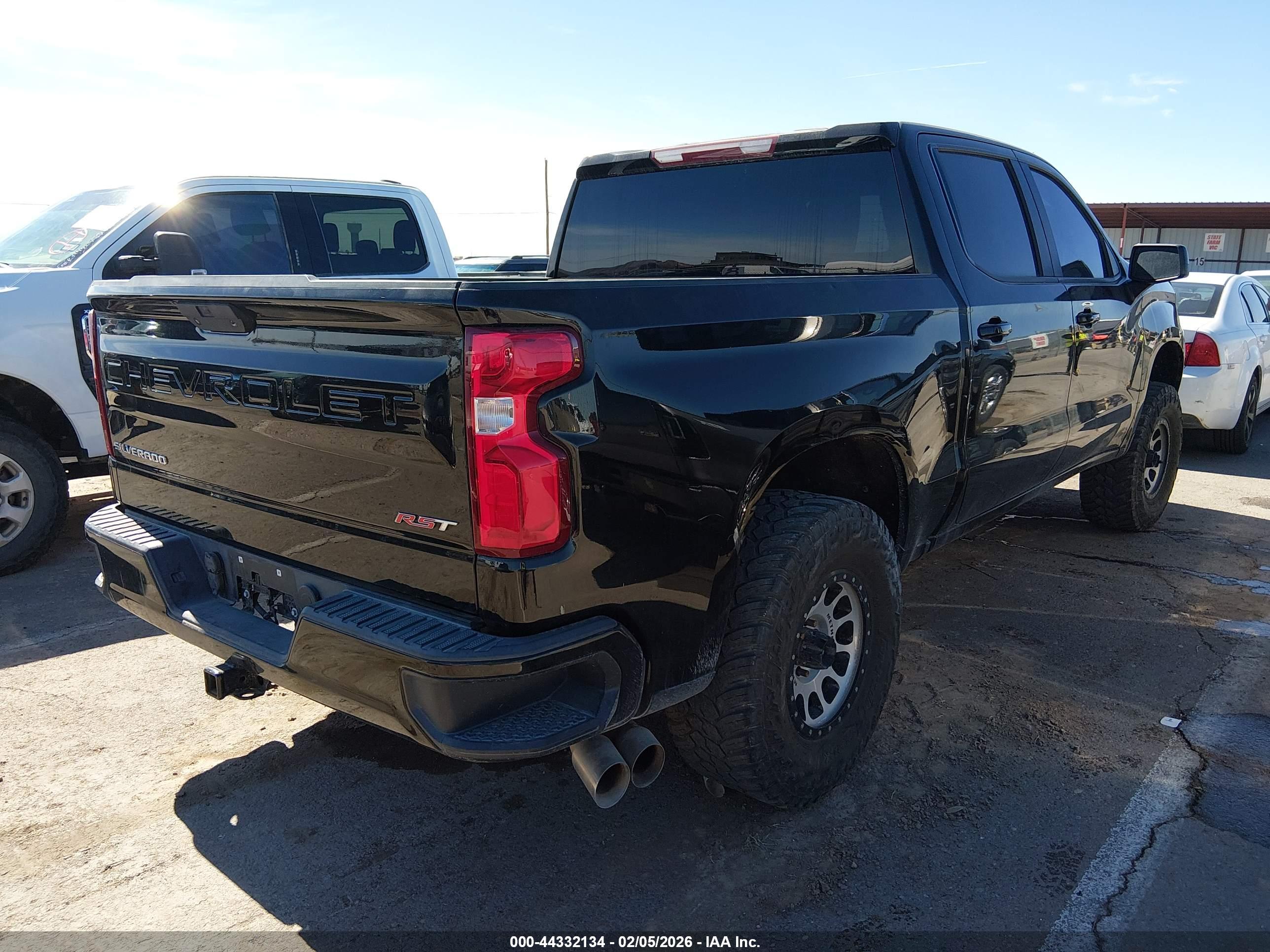 CHEVROLET SILVERADO image 4