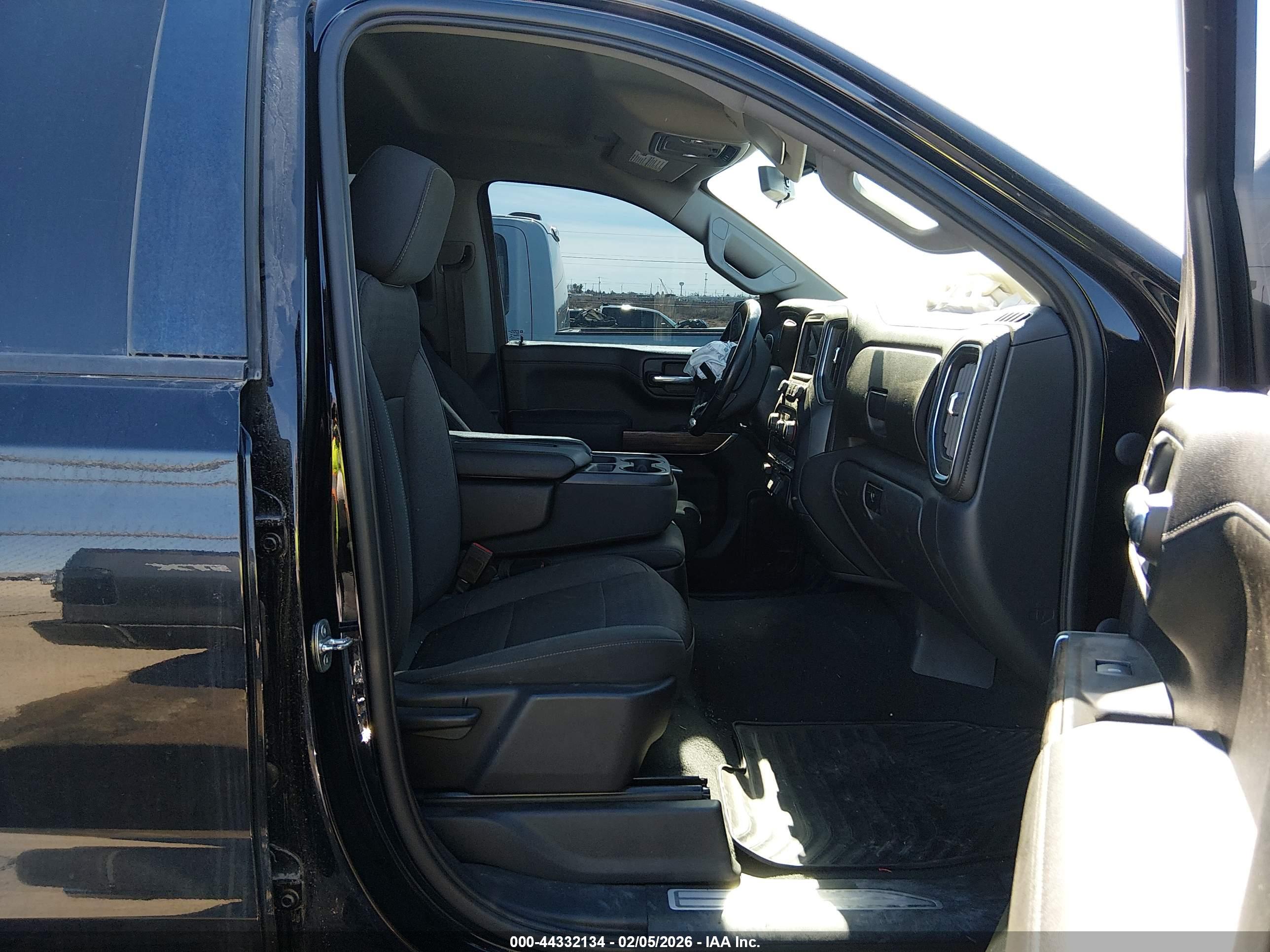 CHEVROLET SILVERADO image 5