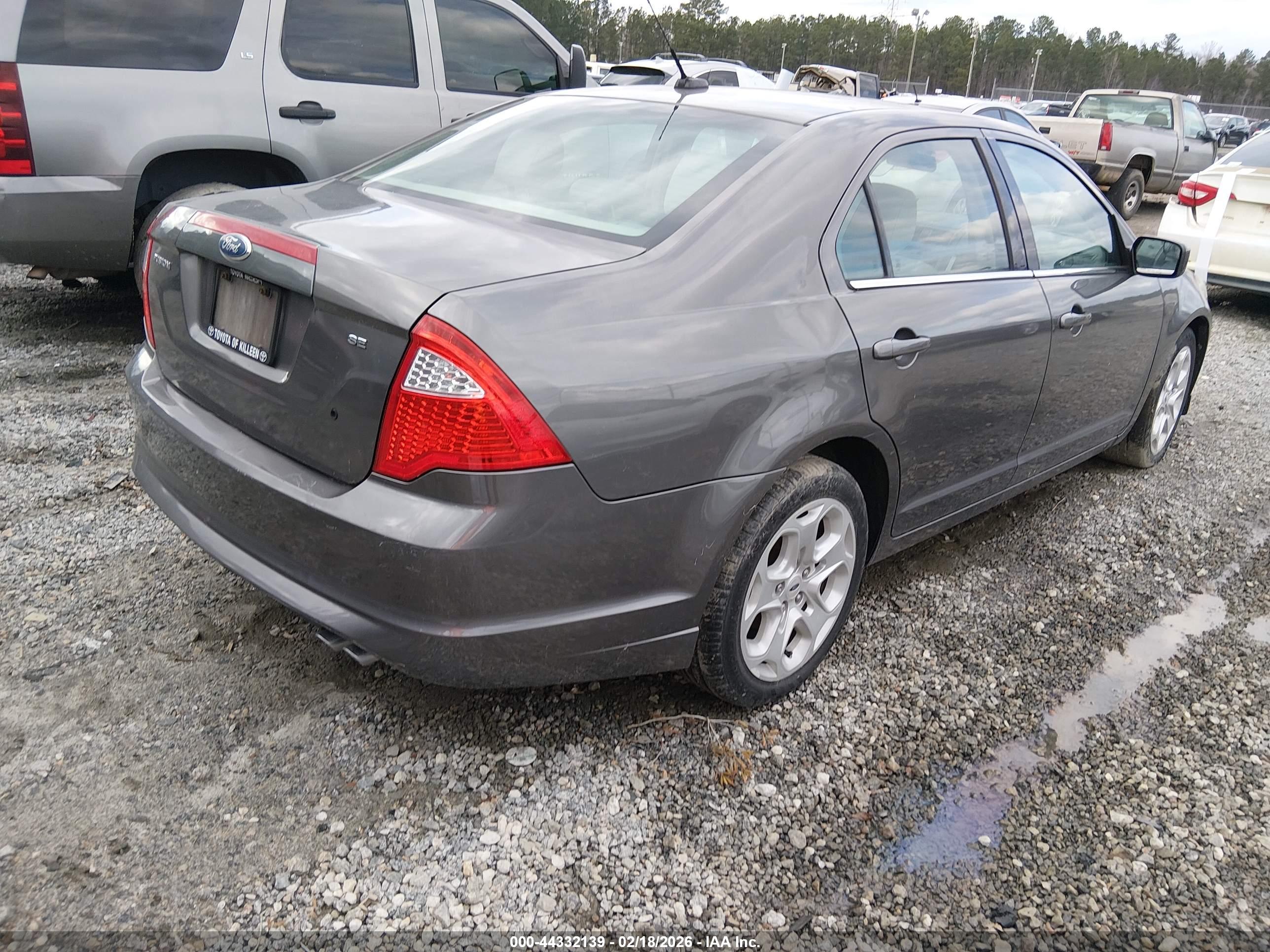 FORD FUSION image 4