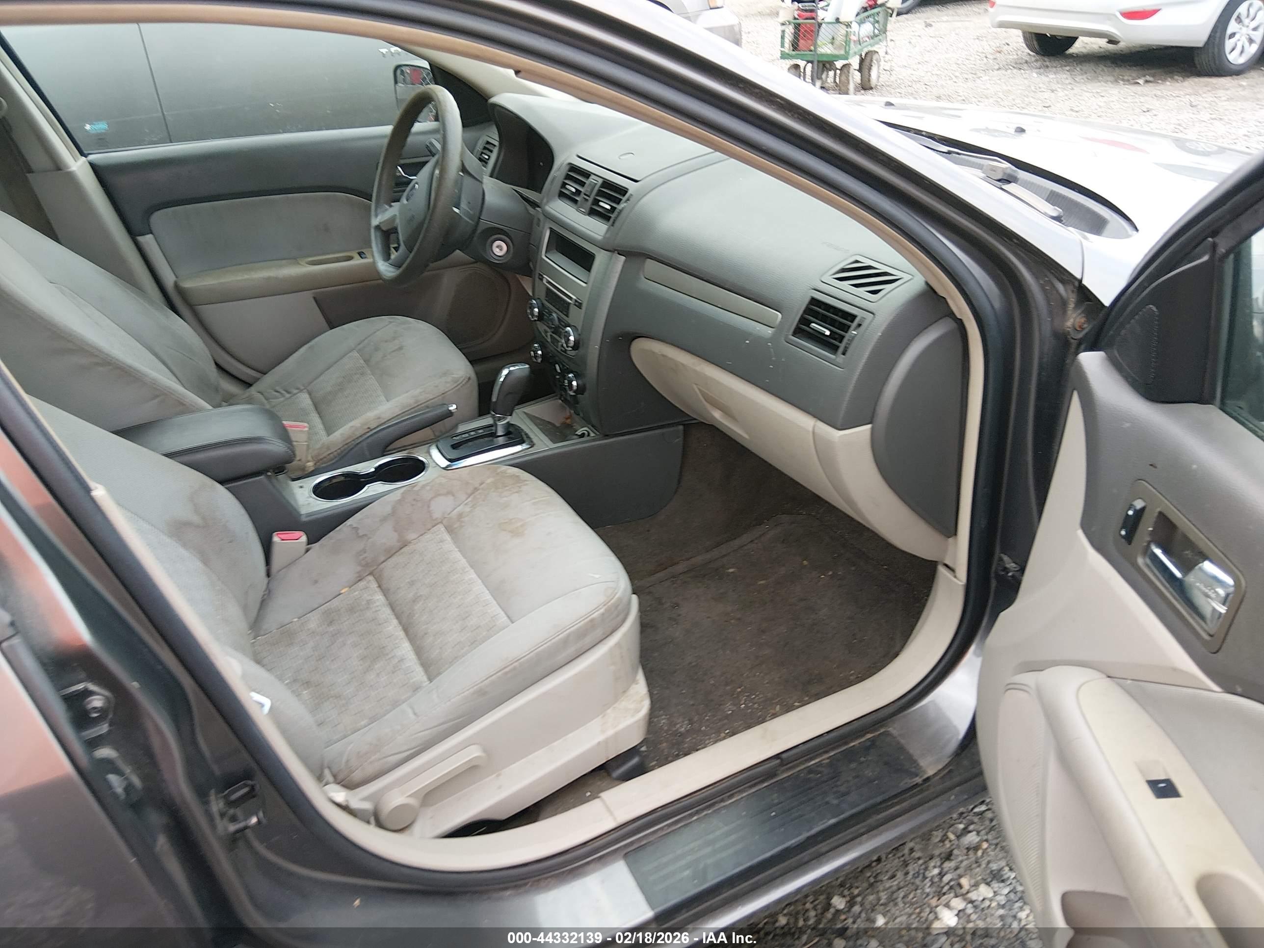 FORD FUSION image 5
