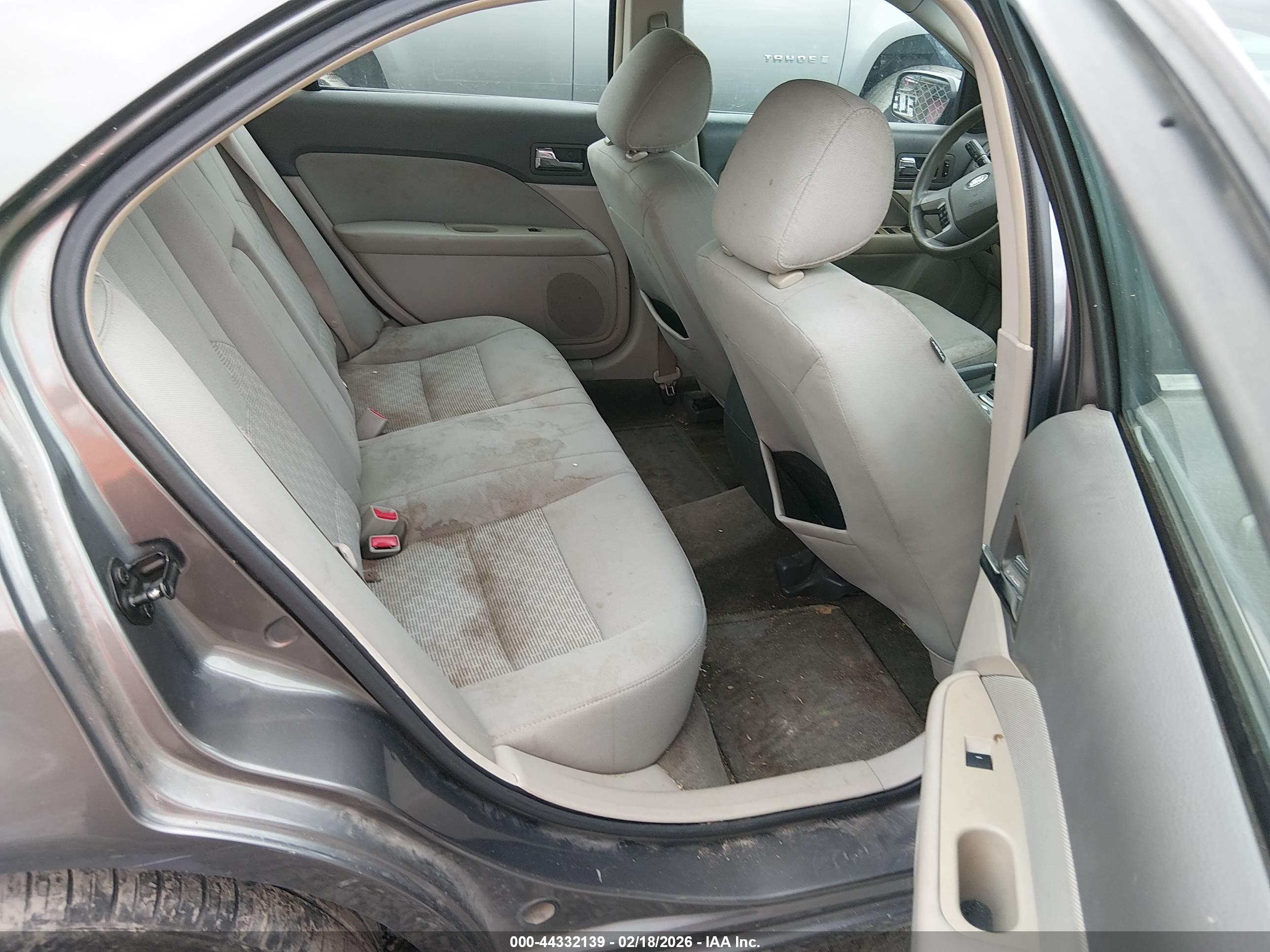 FORD FUSION image 8