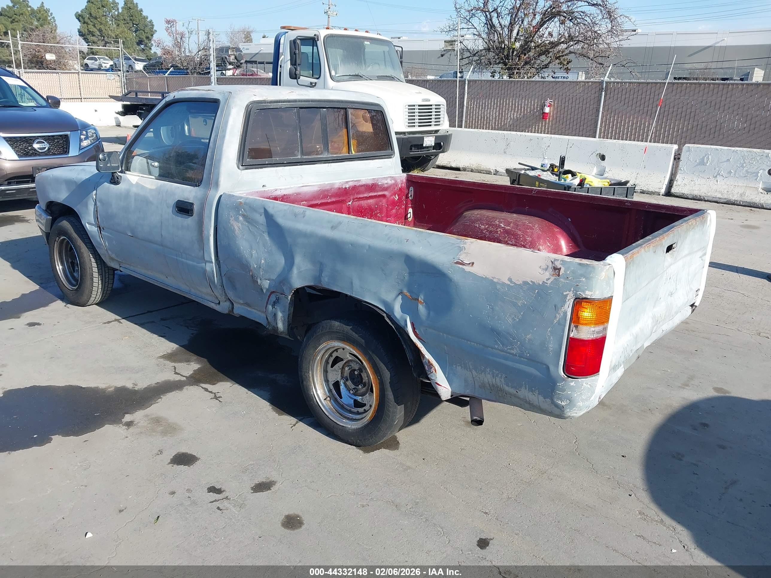 TOYOTA PICKUP image 3