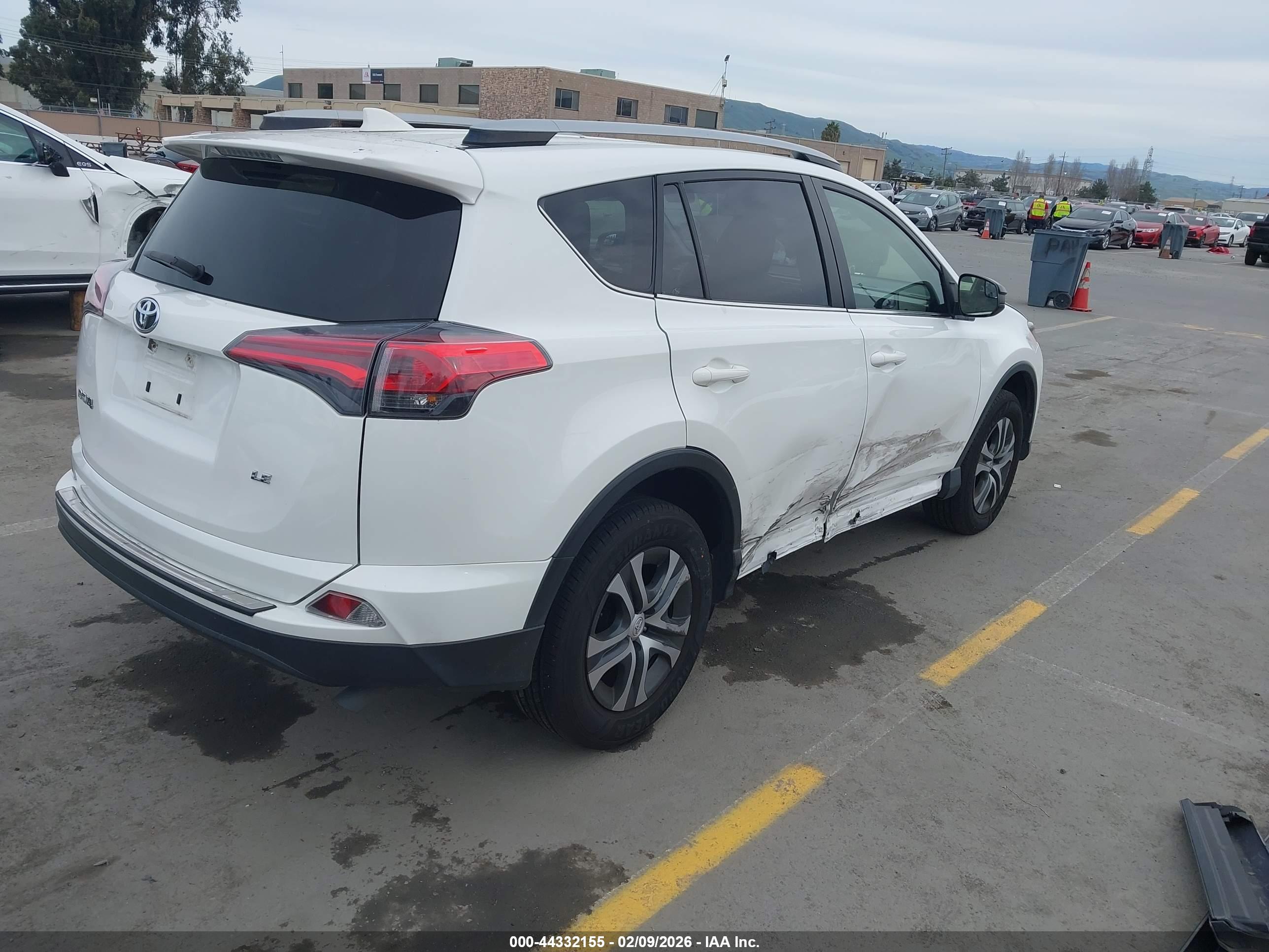 TOYOTA RAV4 image 4