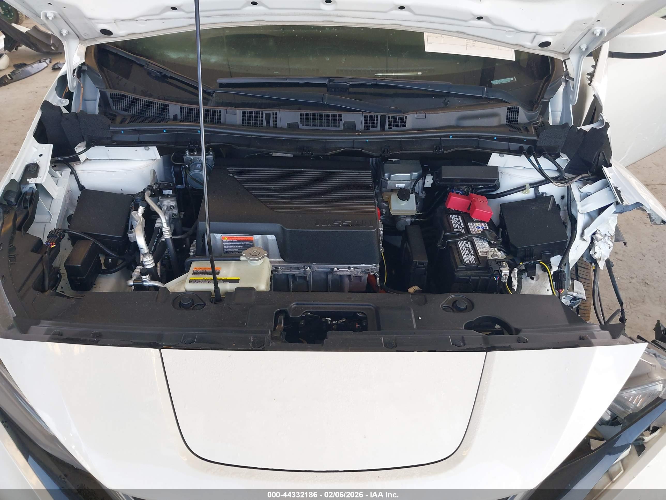 NISSAN LEAF image 10
