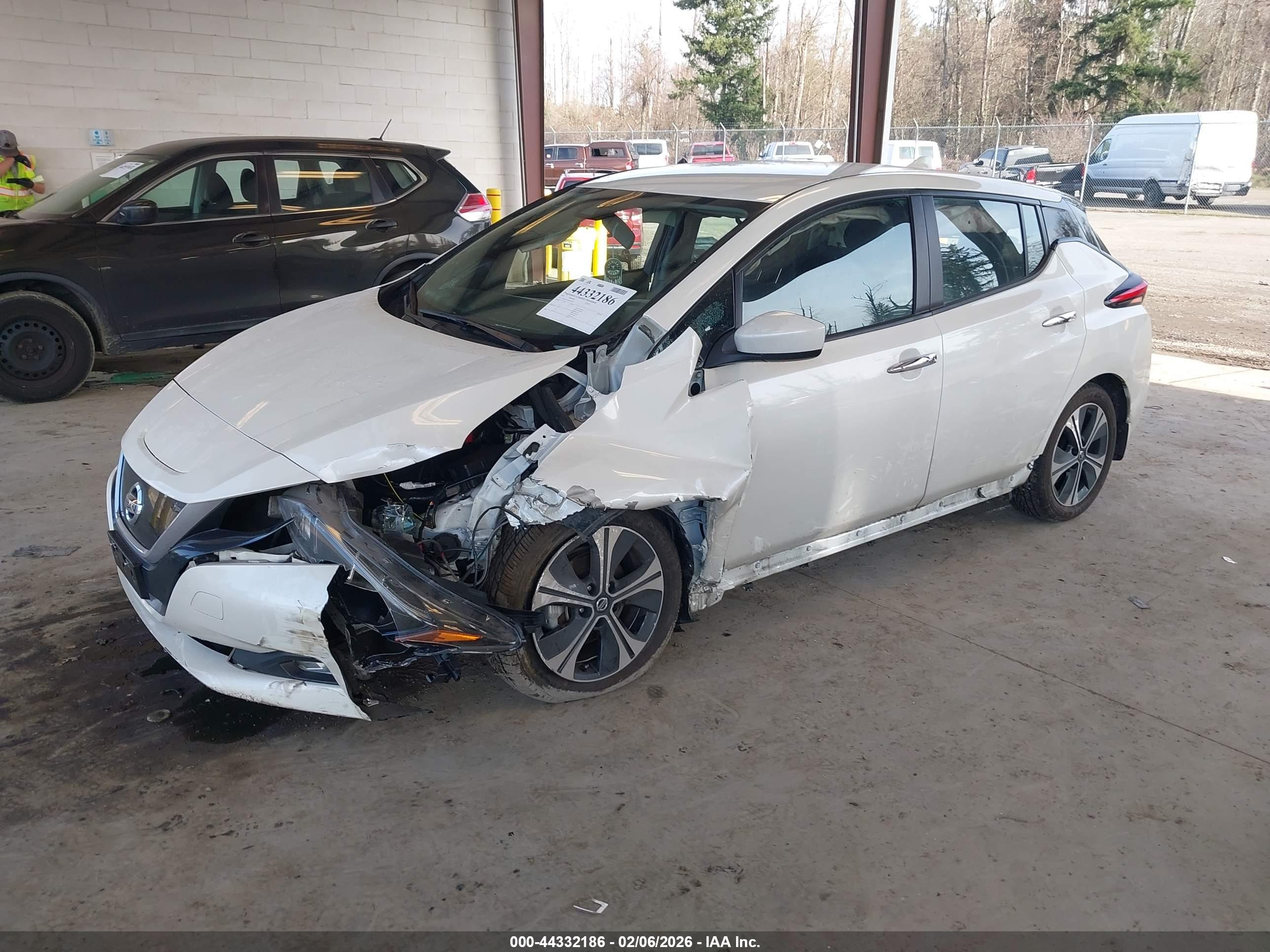 NISSAN LEAF image 2