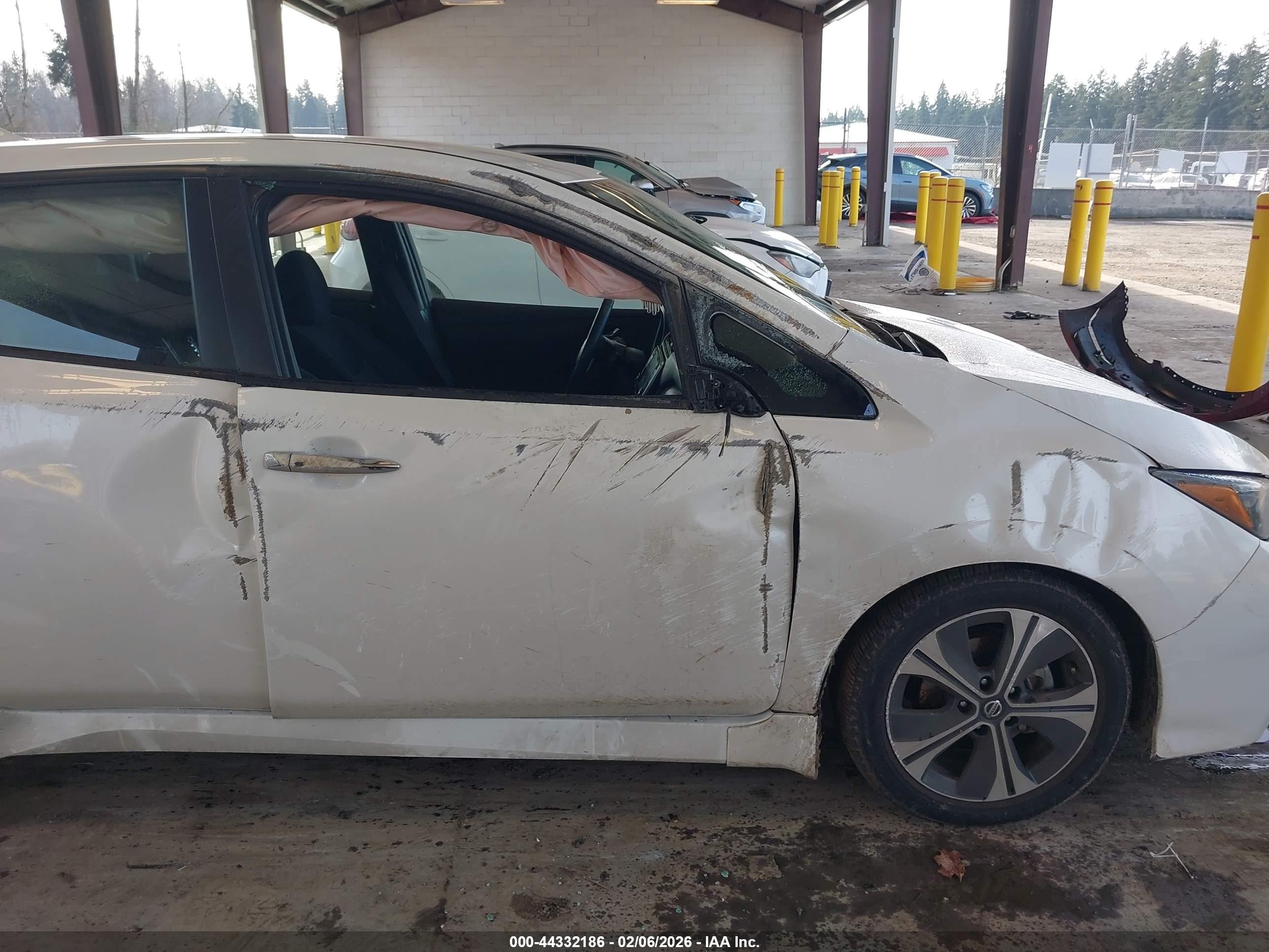 NISSAN LEAF image 6