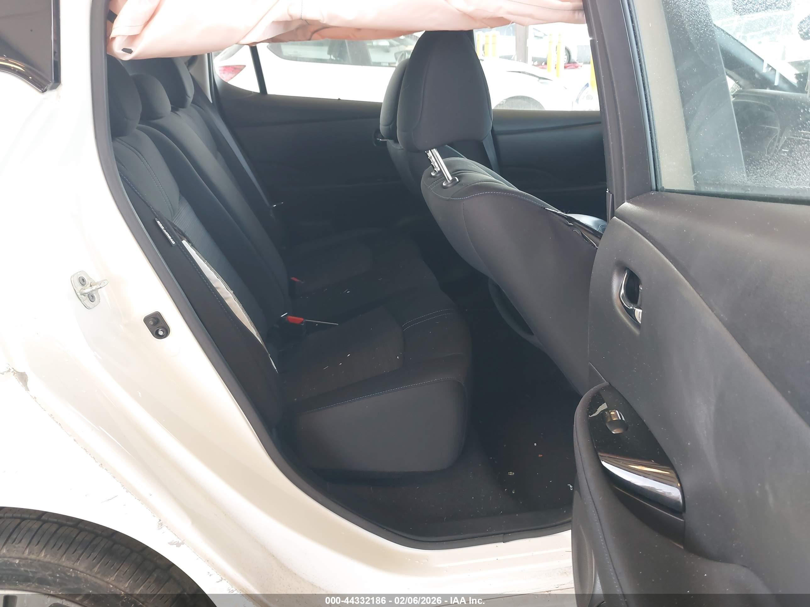 NISSAN LEAF image 8