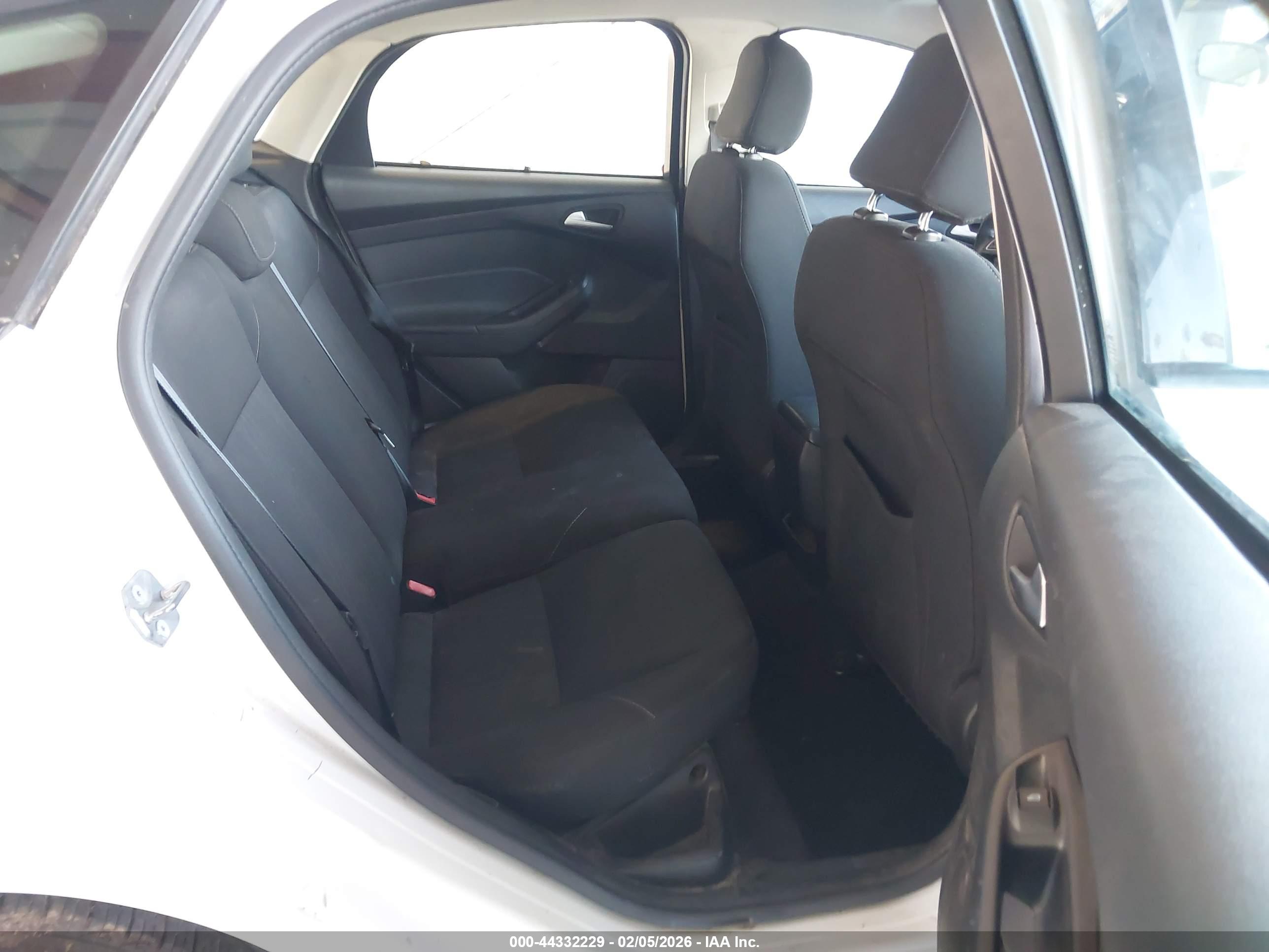 FORD FOCUS image 8