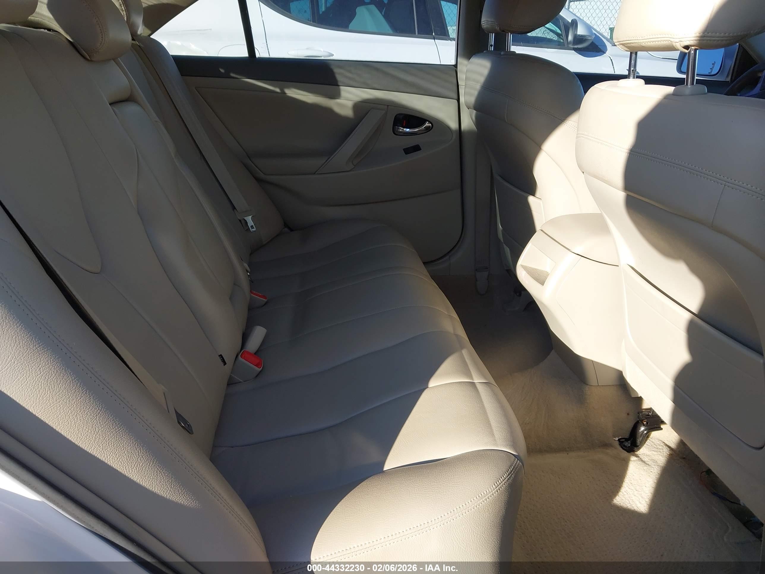 TOYOTA CAMRY image 8