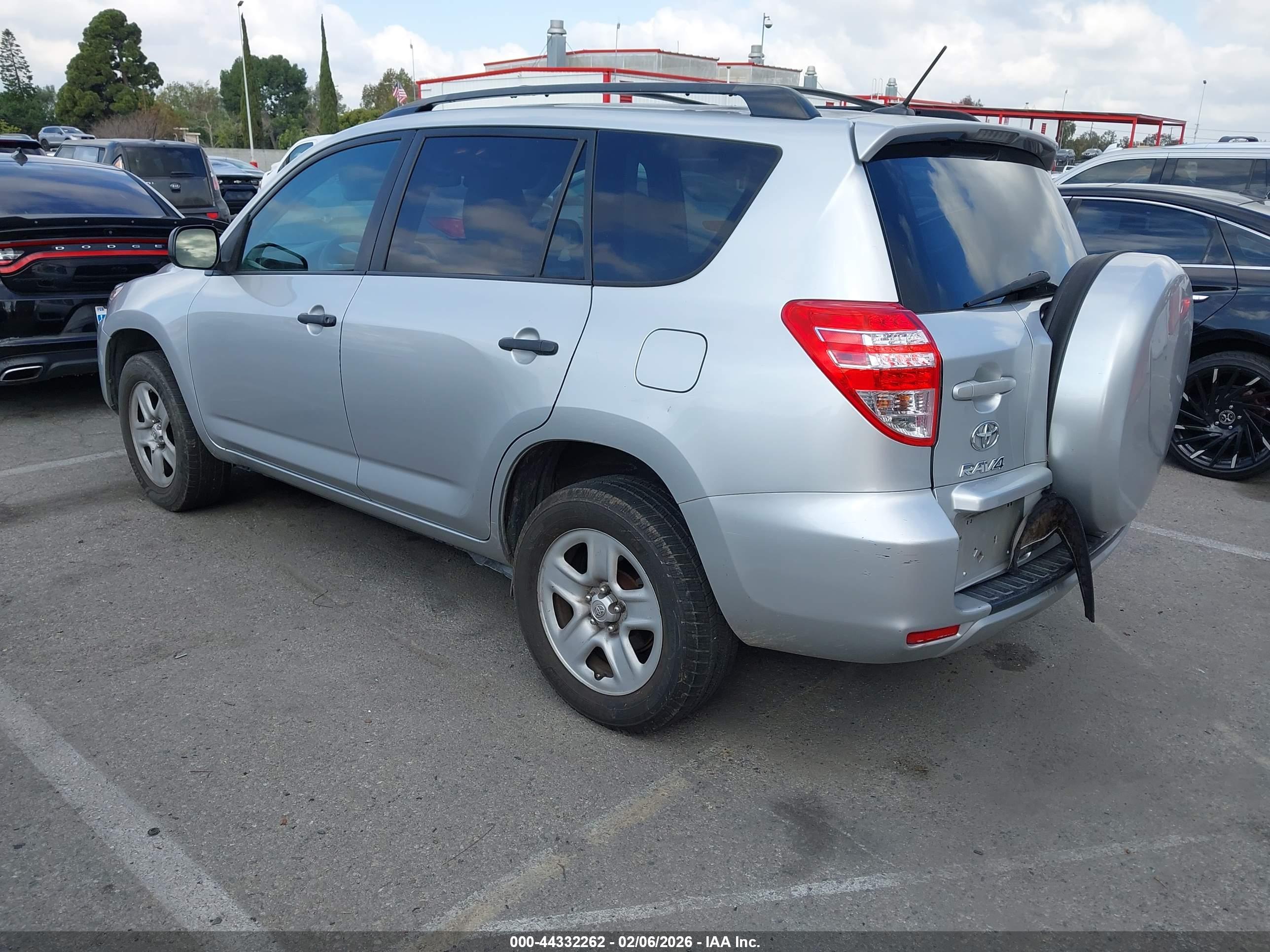 TOYOTA RAV4 image 3