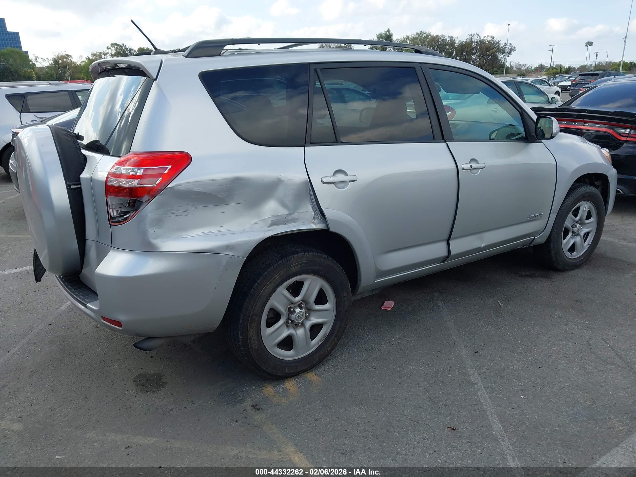 TOYOTA RAV4 image 4