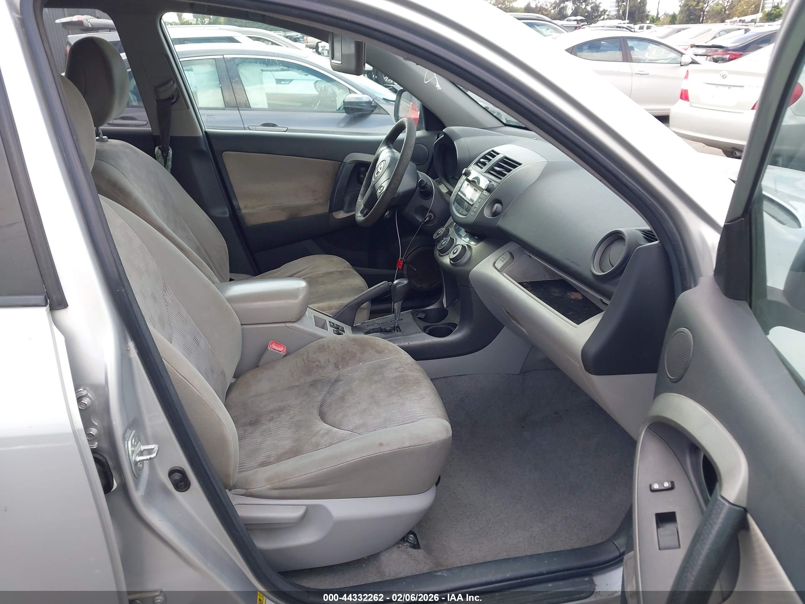 TOYOTA RAV4 image 5