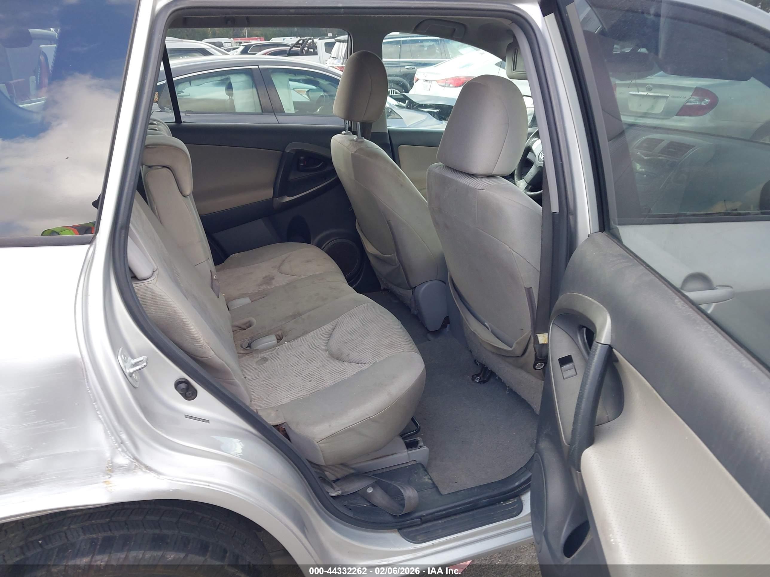 TOYOTA RAV4 image 8