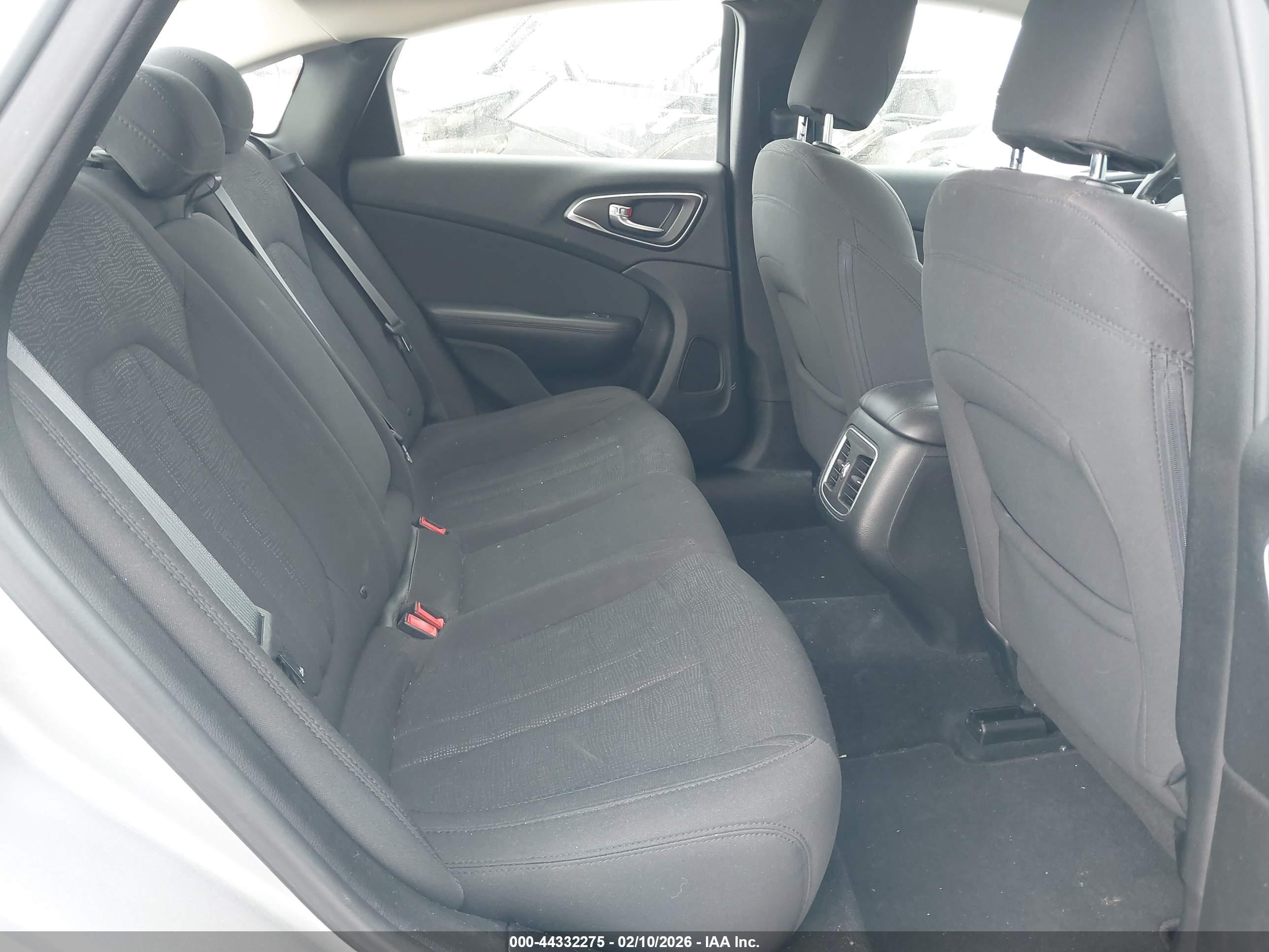 CHRYSLER 200 image 8