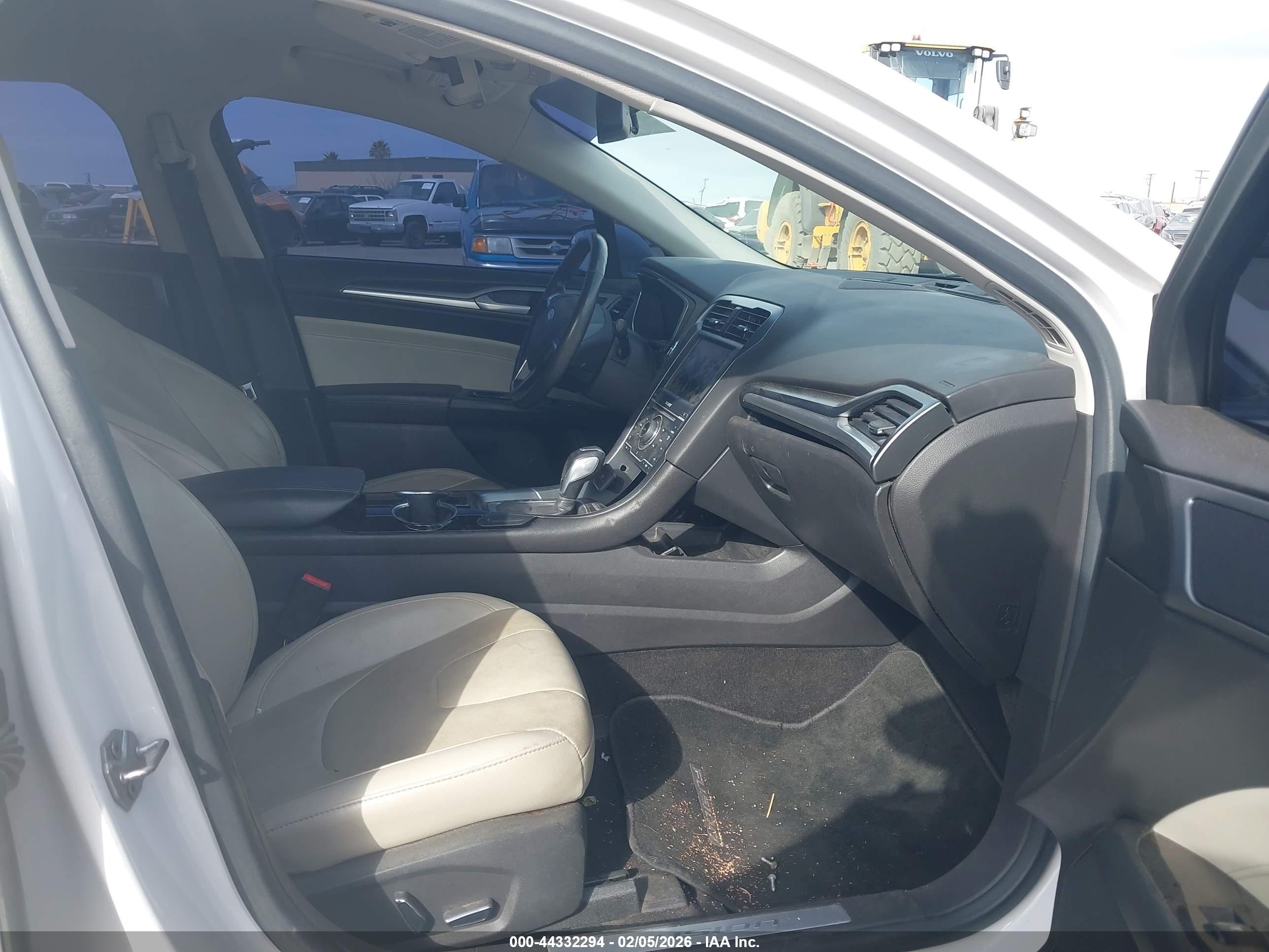 FORD FUSION image 5