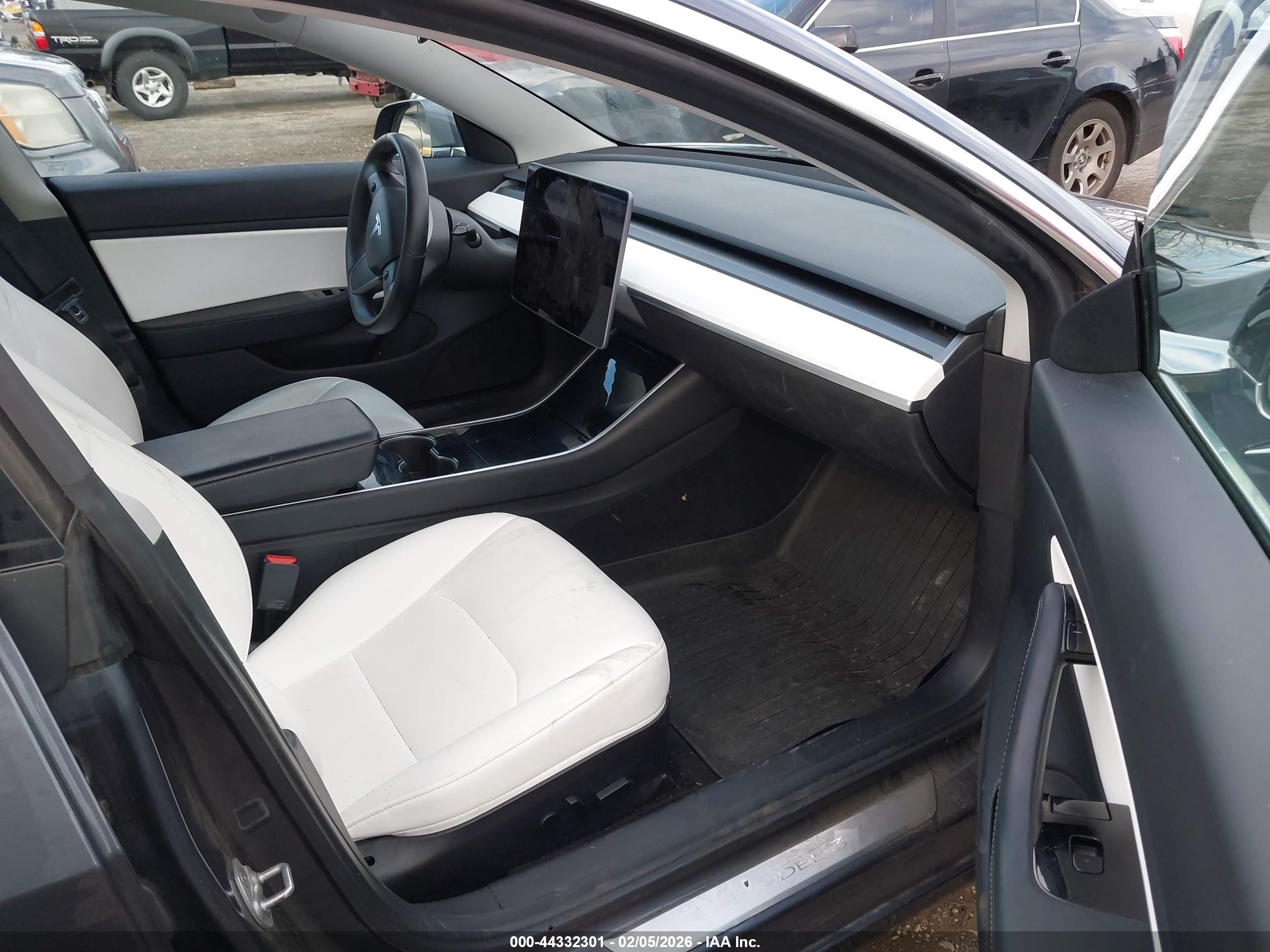 TESLA MODEL image 5