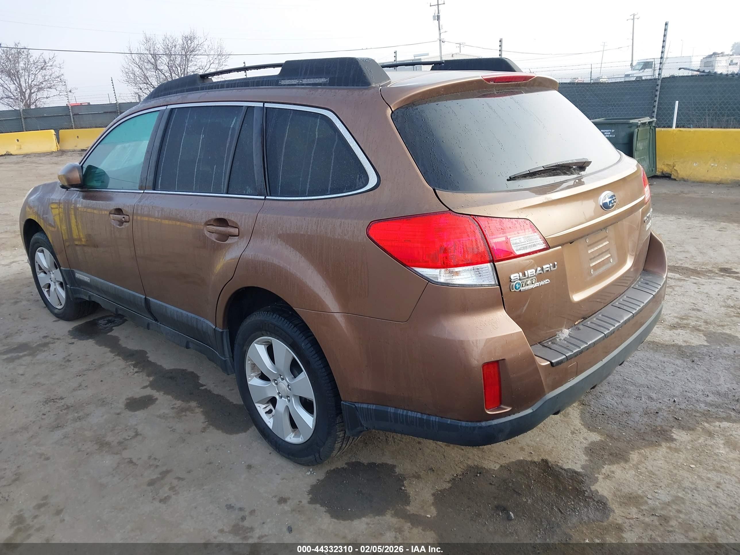 SUBARU OUTBACK image 3