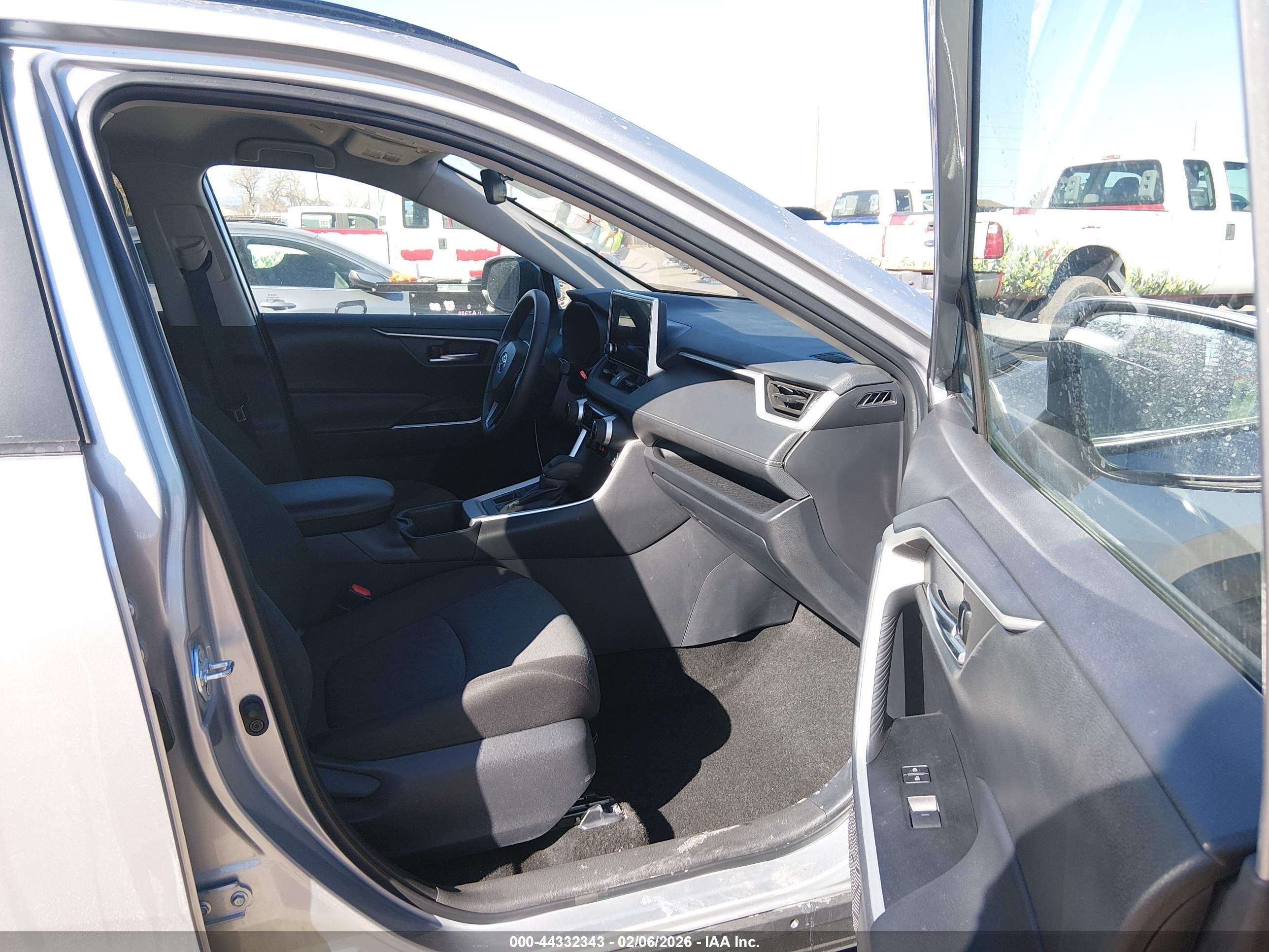 TOYOTA RAV4 image 5