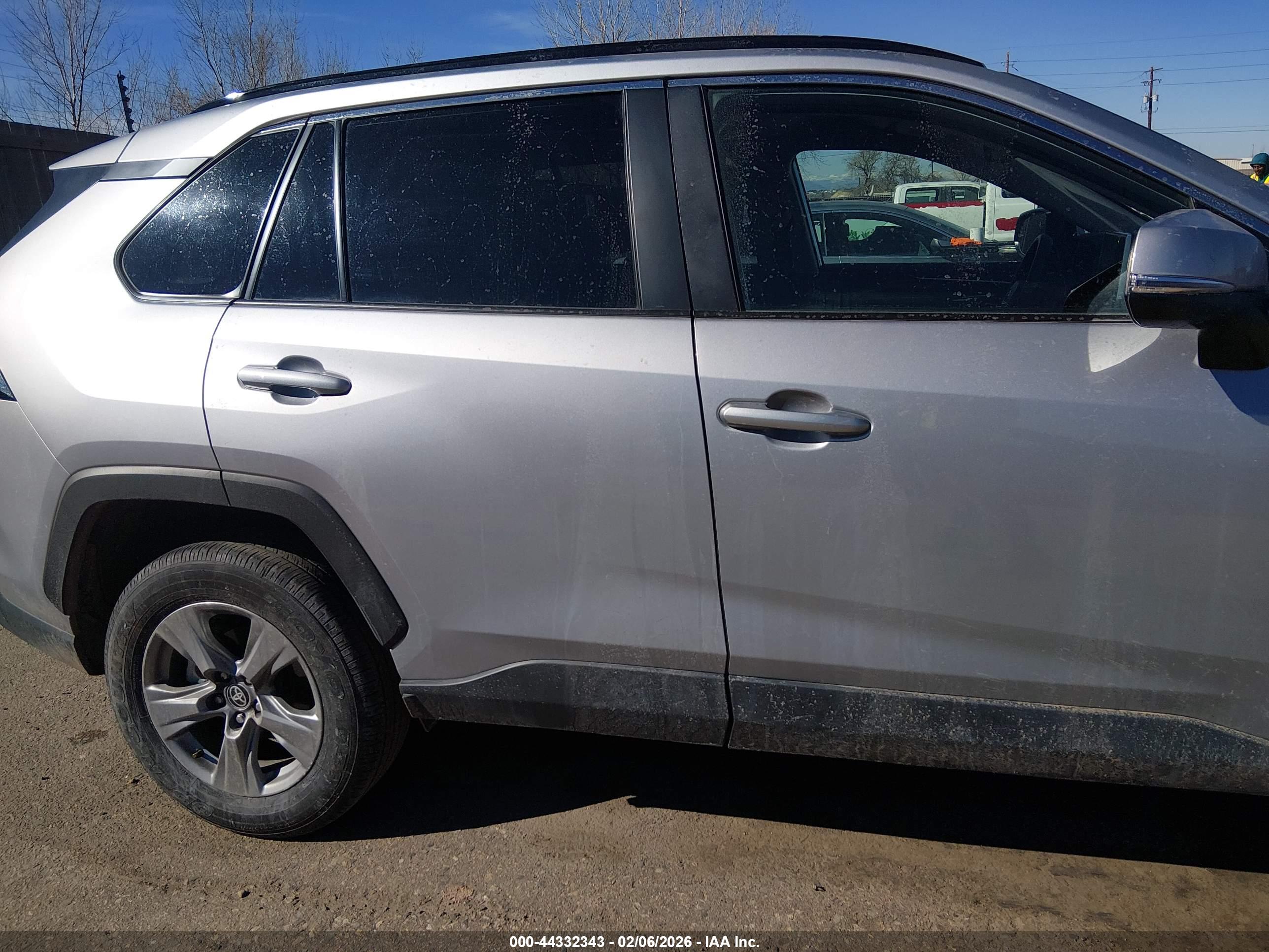 TOYOTA RAV4 image 6