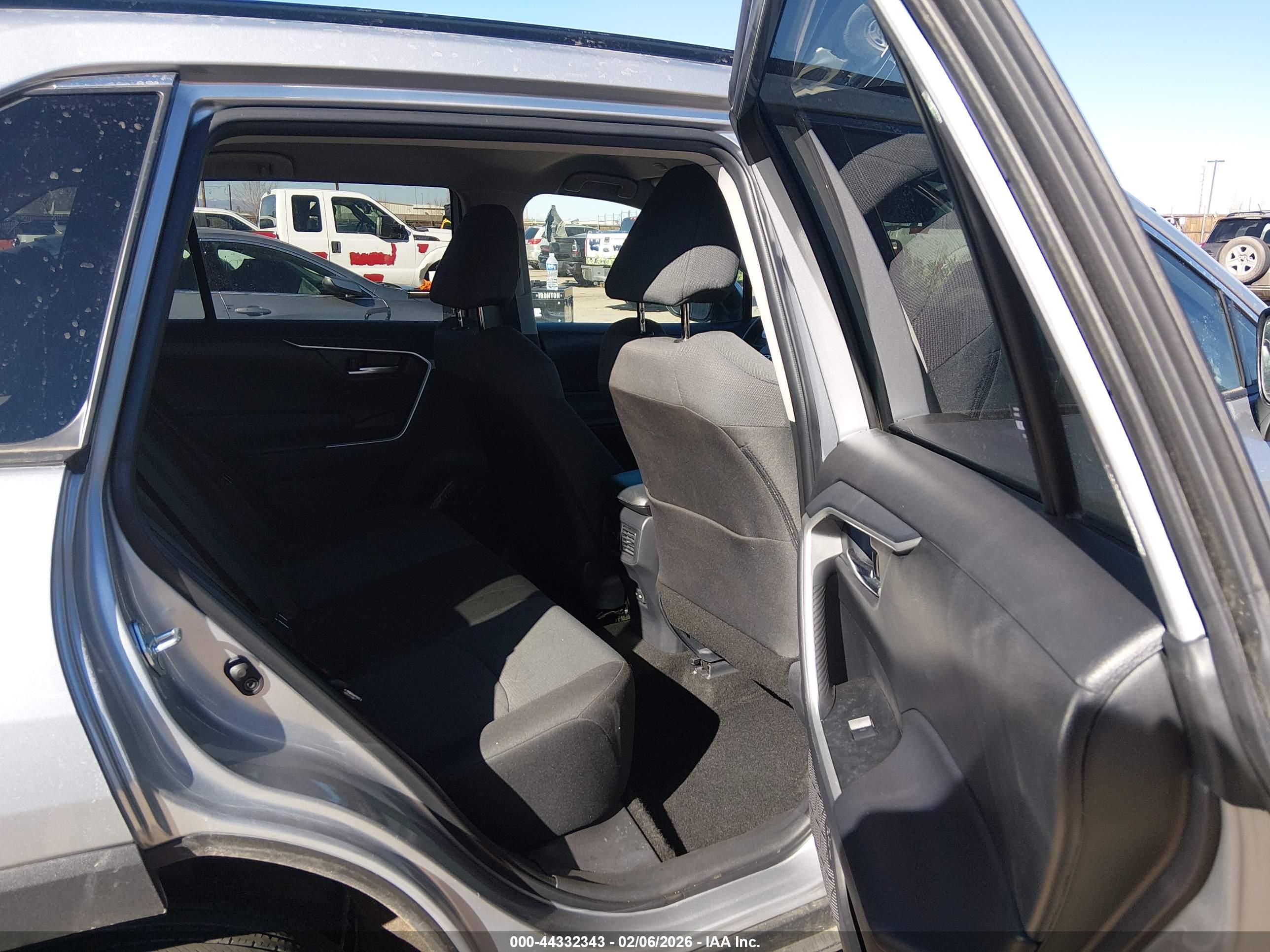 TOYOTA RAV4 image 8