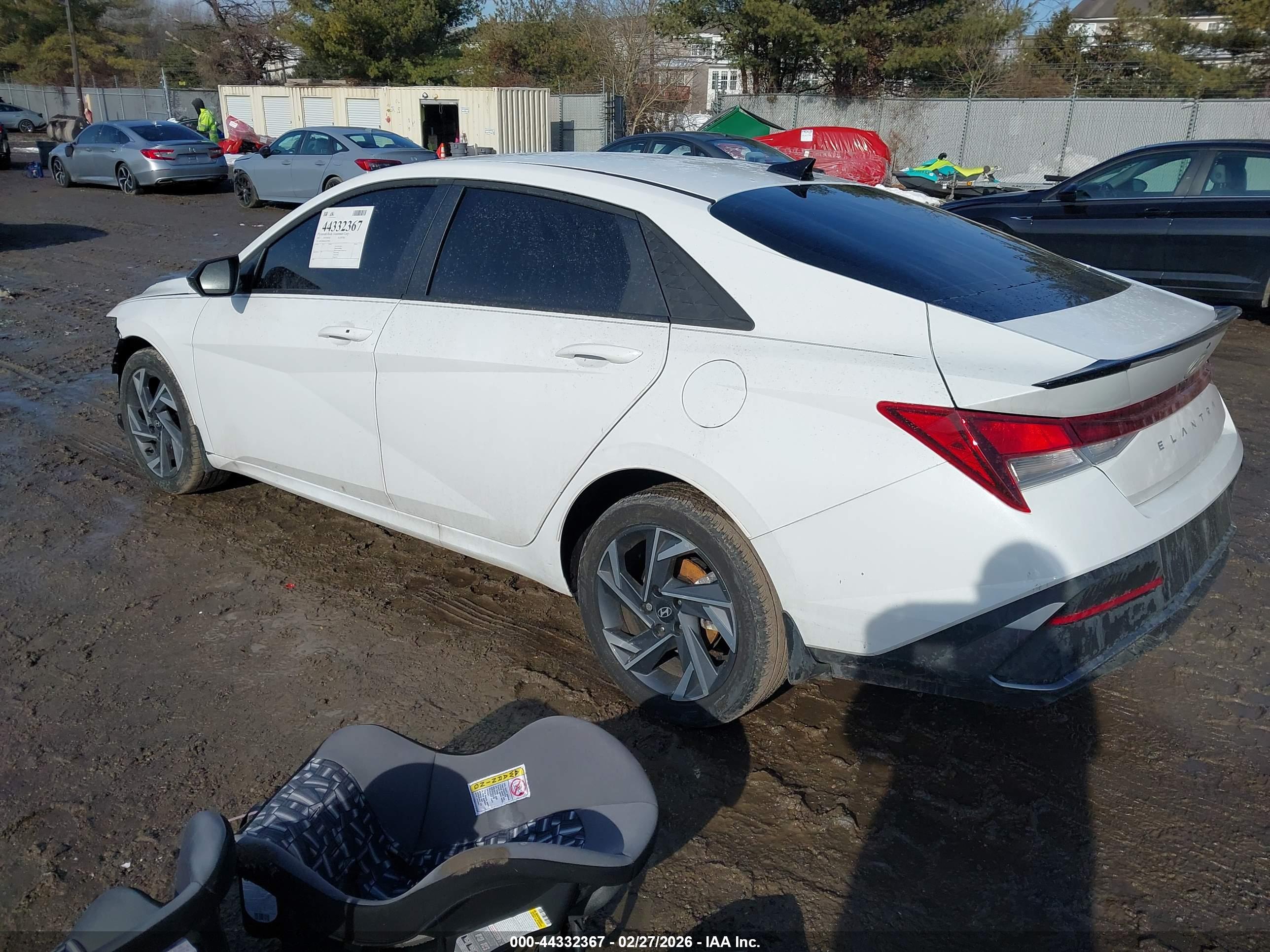 HYUNDAI ELANTRA image 3