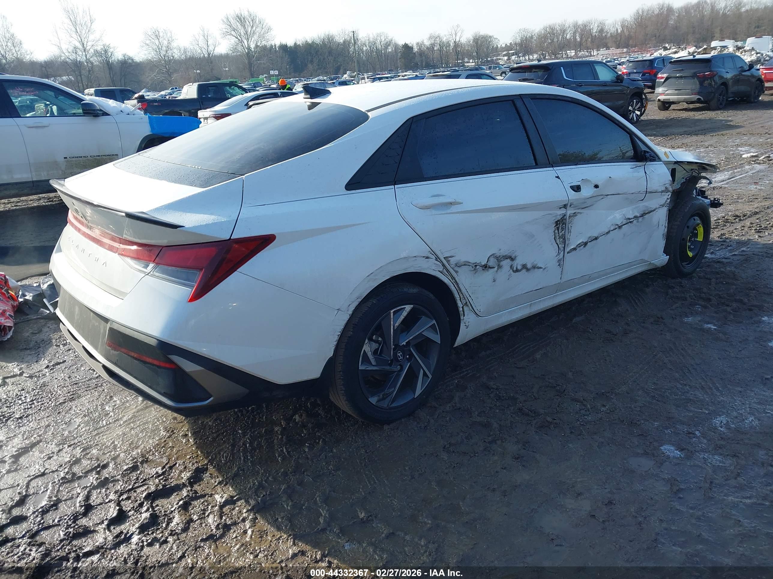 HYUNDAI ELANTRA image 4