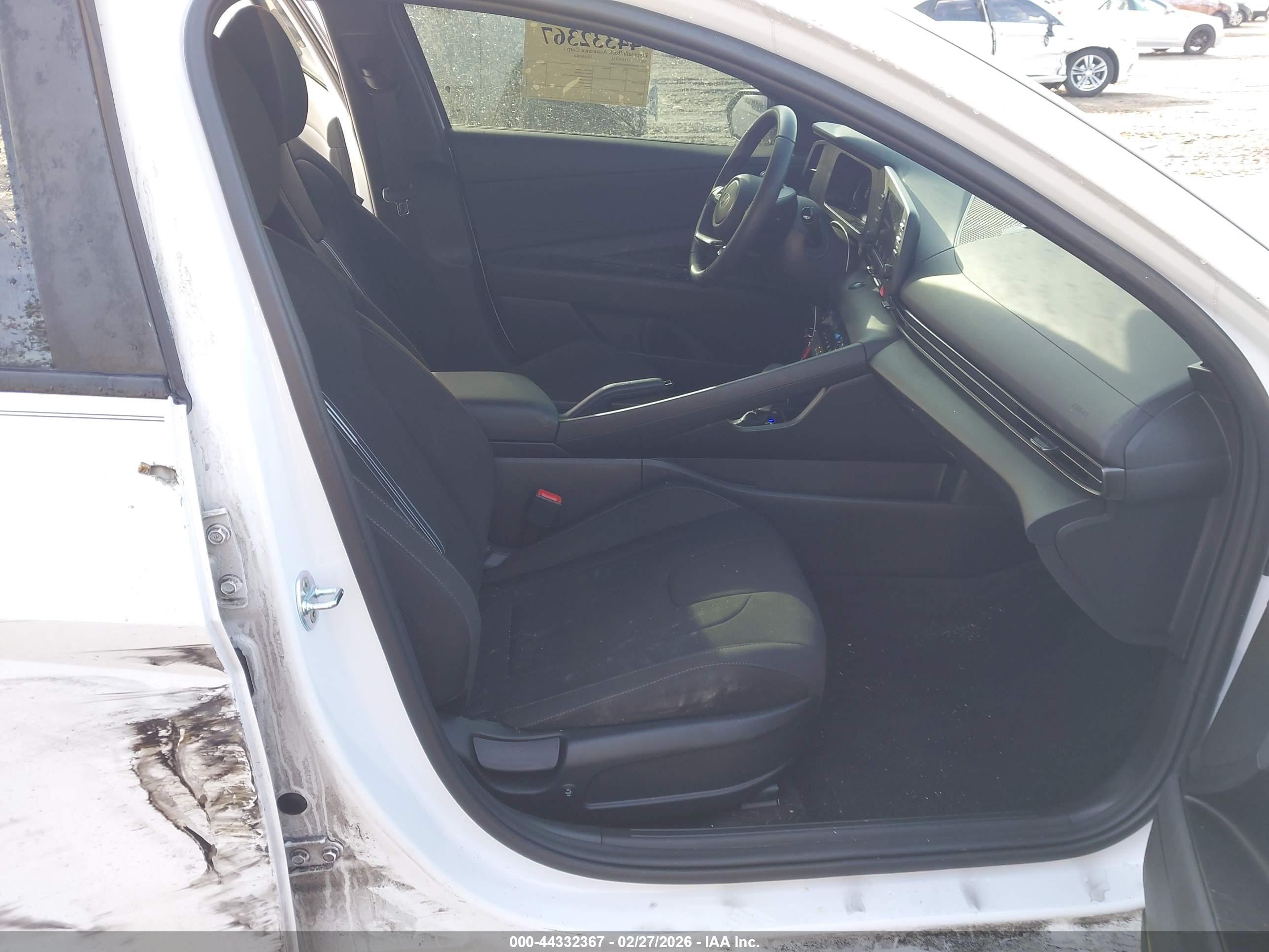 HYUNDAI ELANTRA image 5