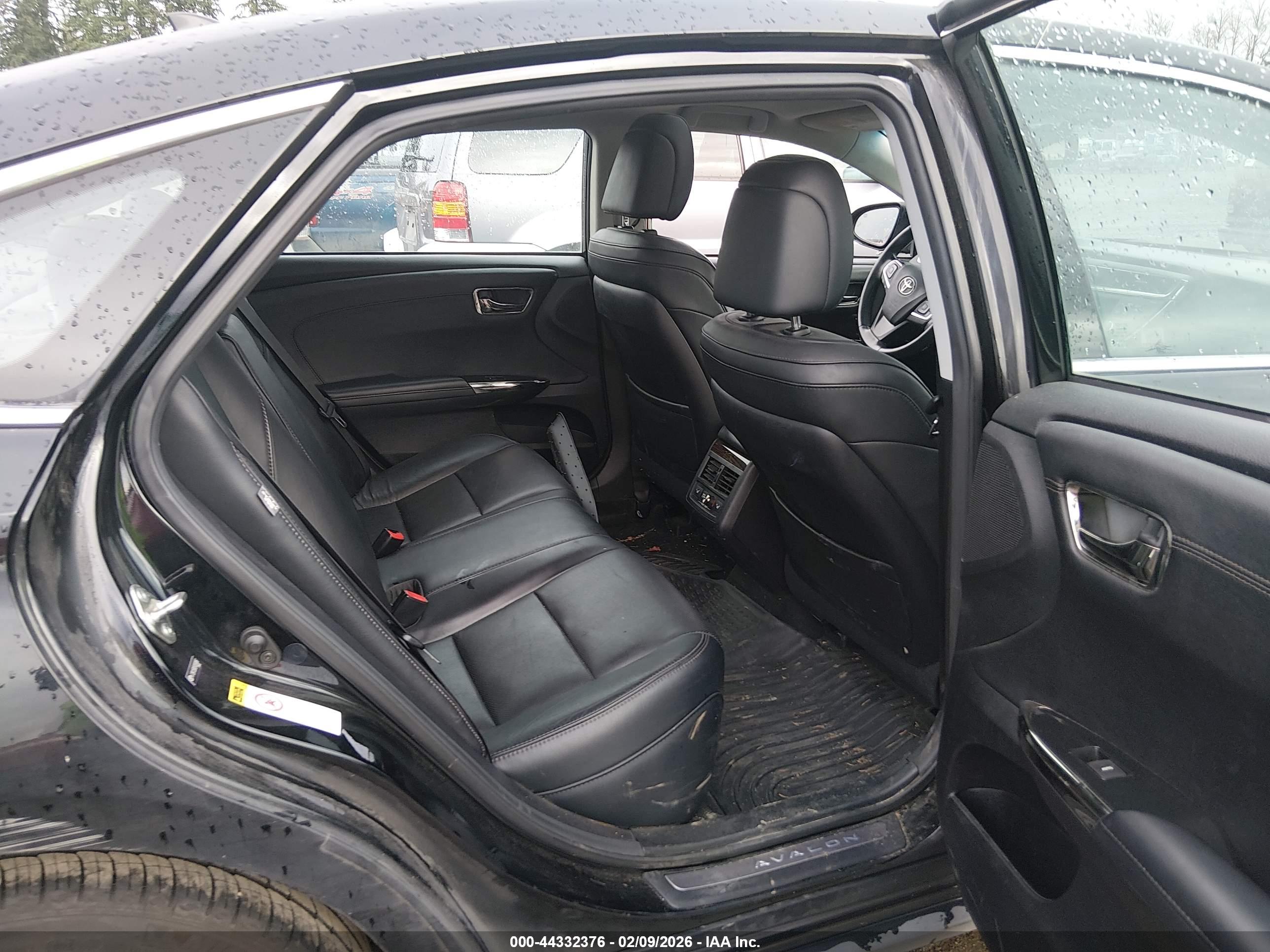 TOYOTA AVALON image 8