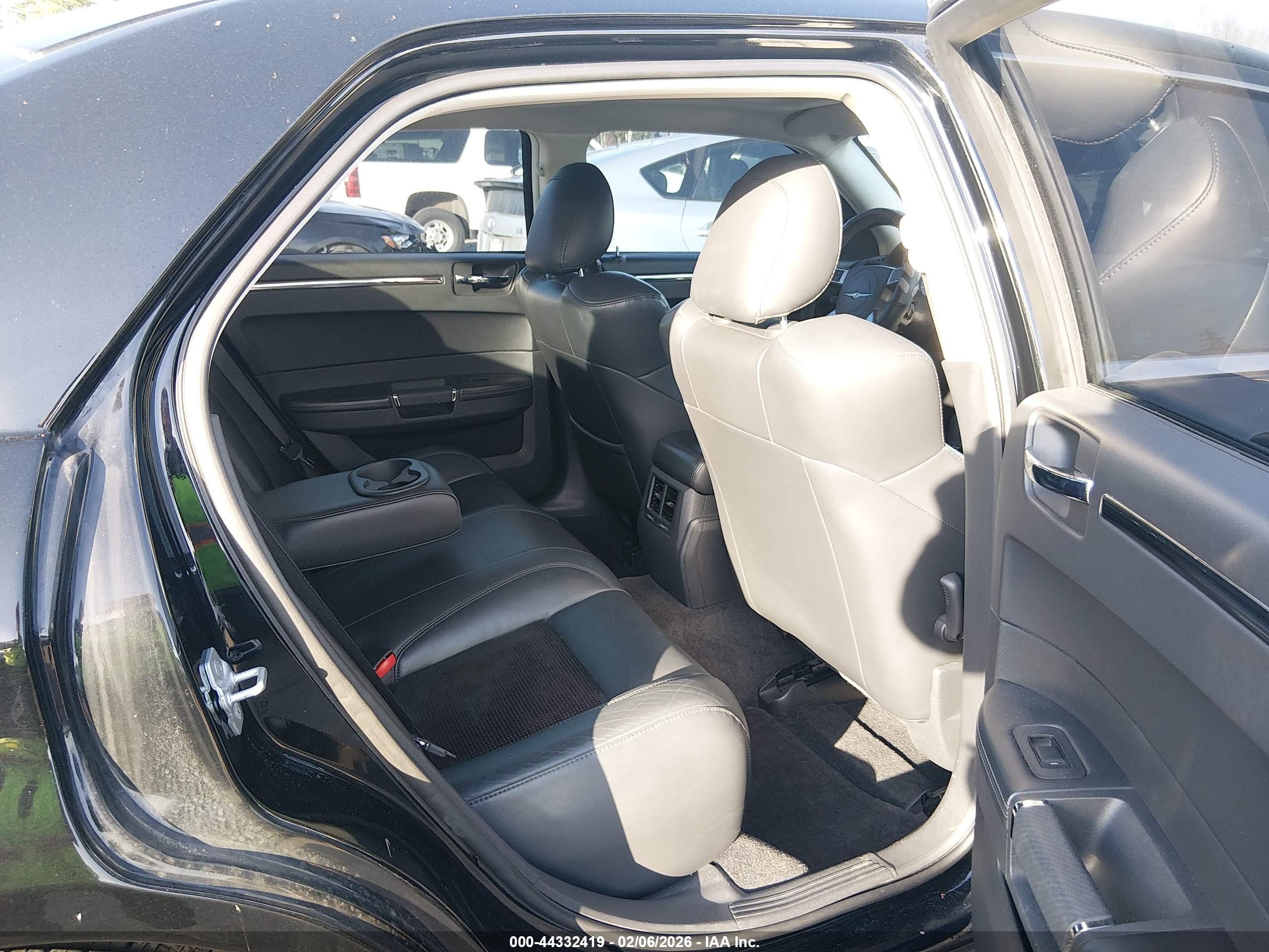 CHRYSLER 300C image 8