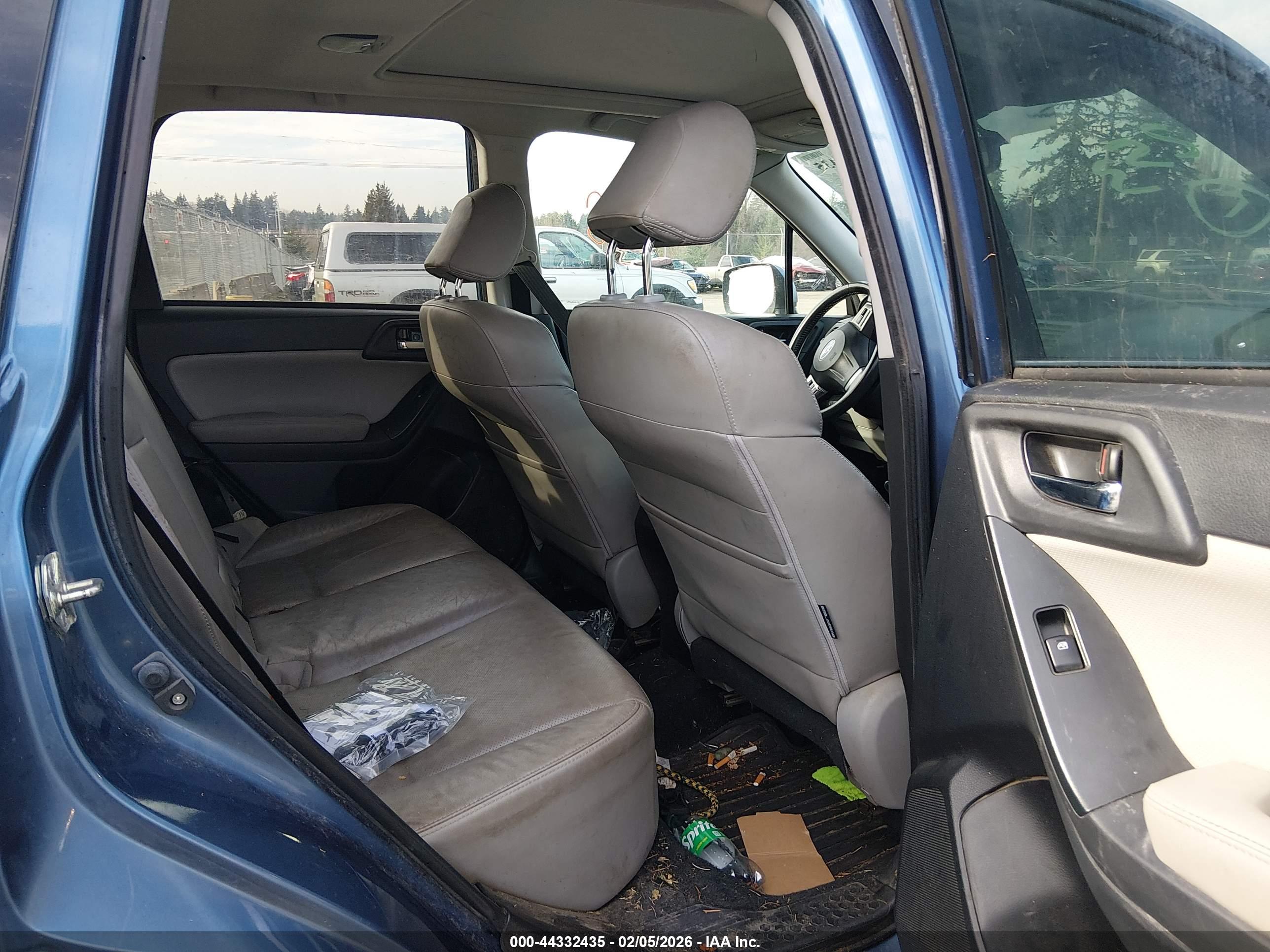 SUBARU FORESTER image 8