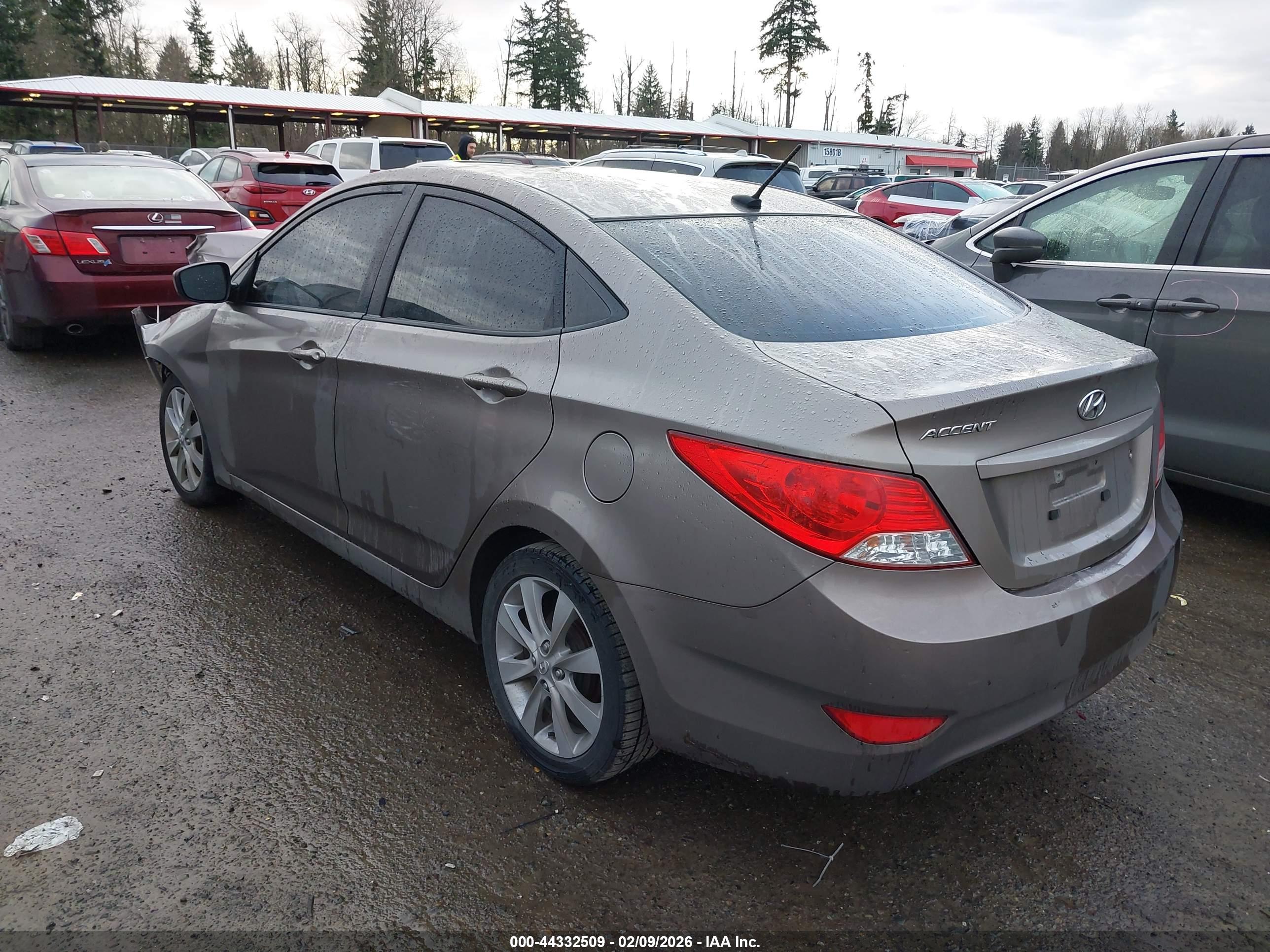 HYUNDAI ACCENT image 3