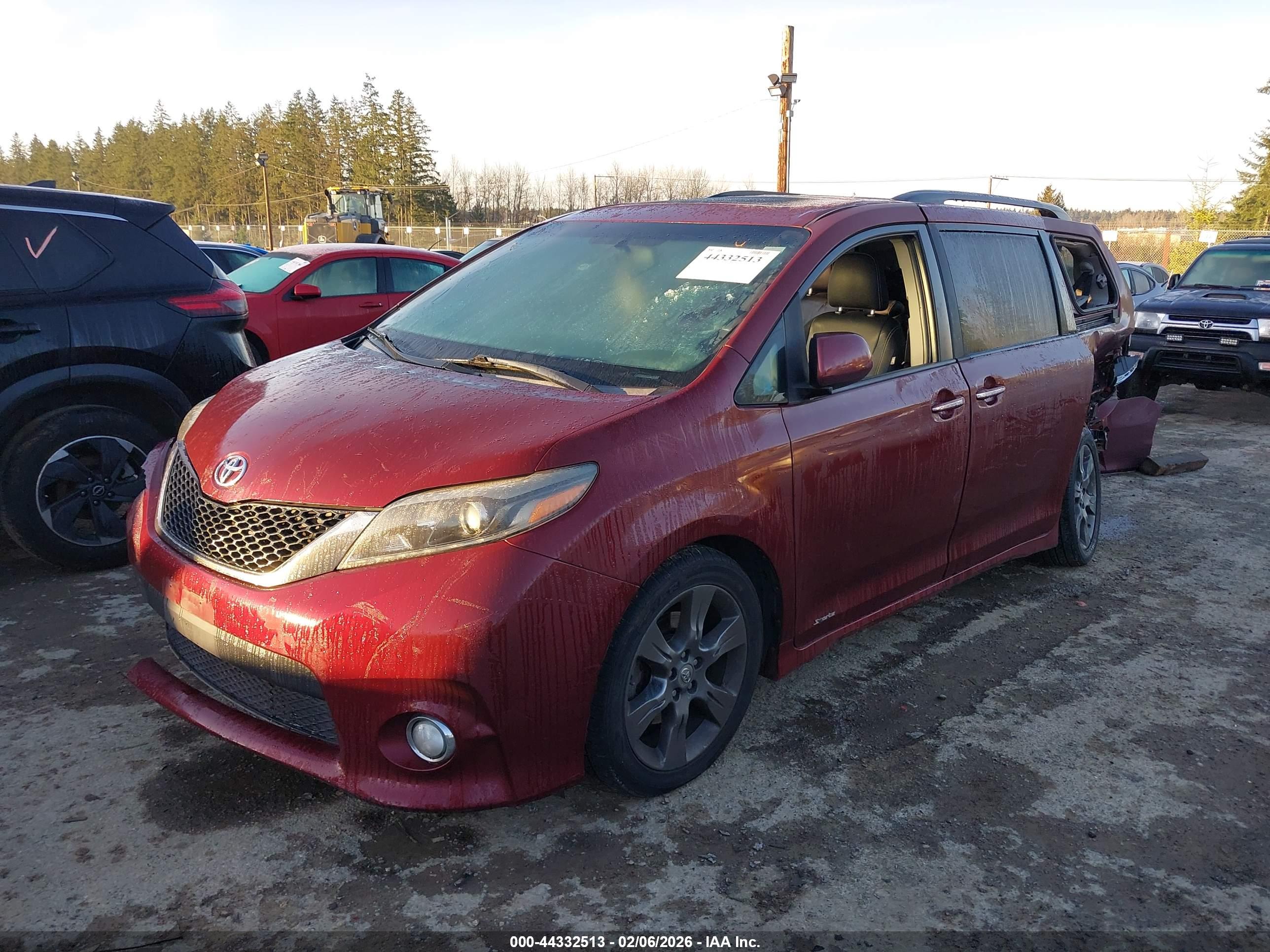 TOYOTA SIENNA image 2