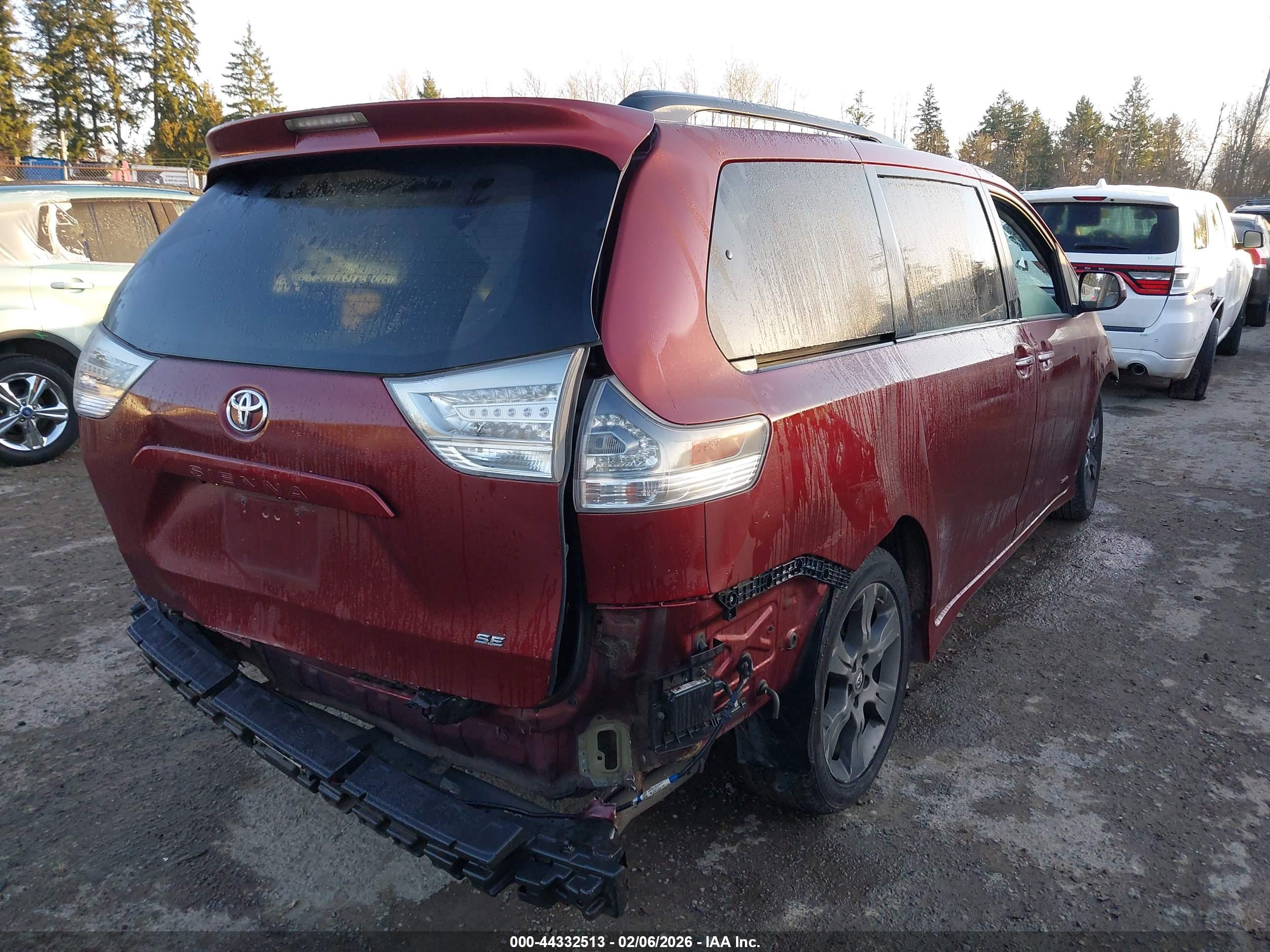 TOYOTA SIENNA image 4