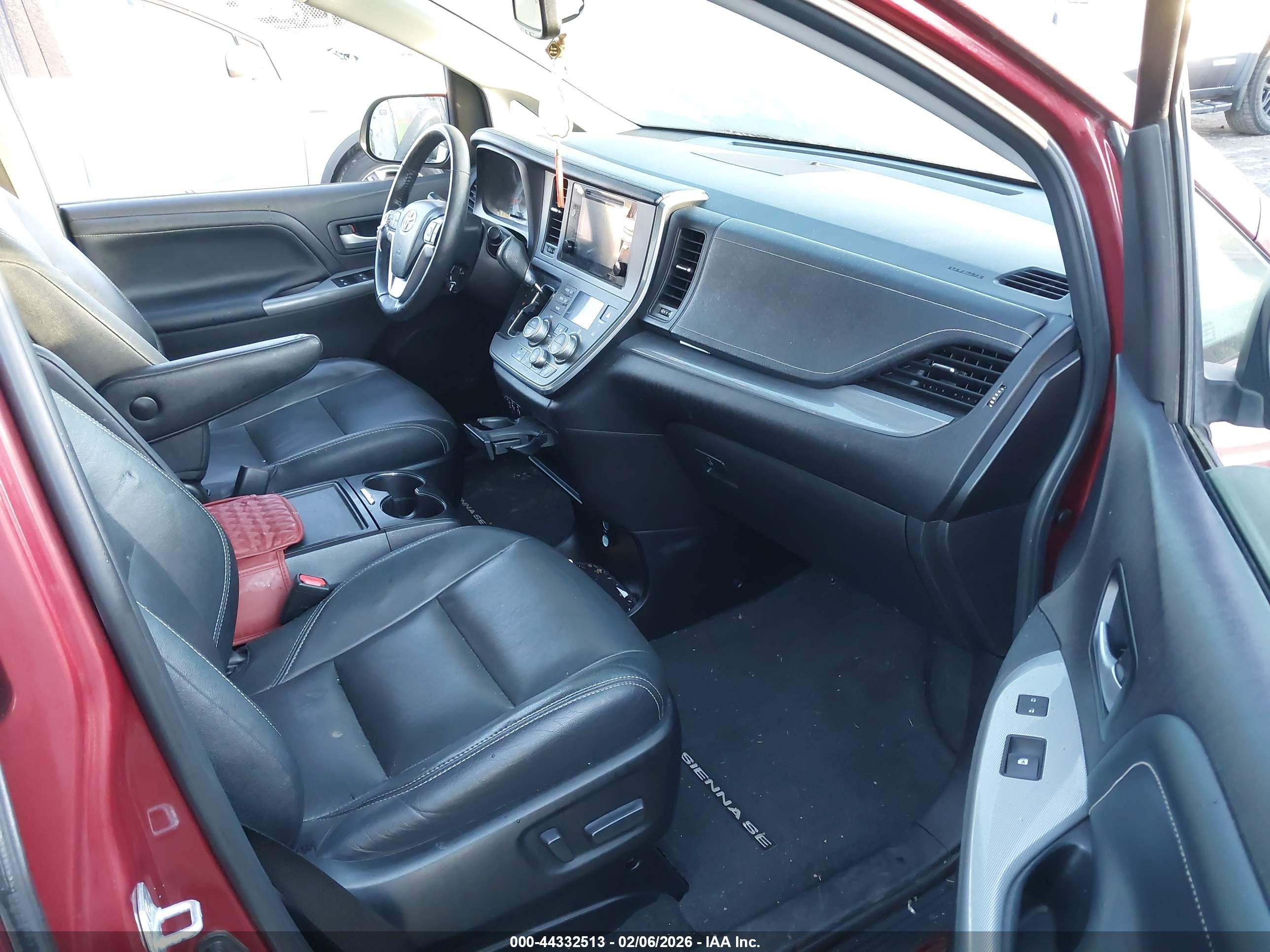 TOYOTA SIENNA image 5